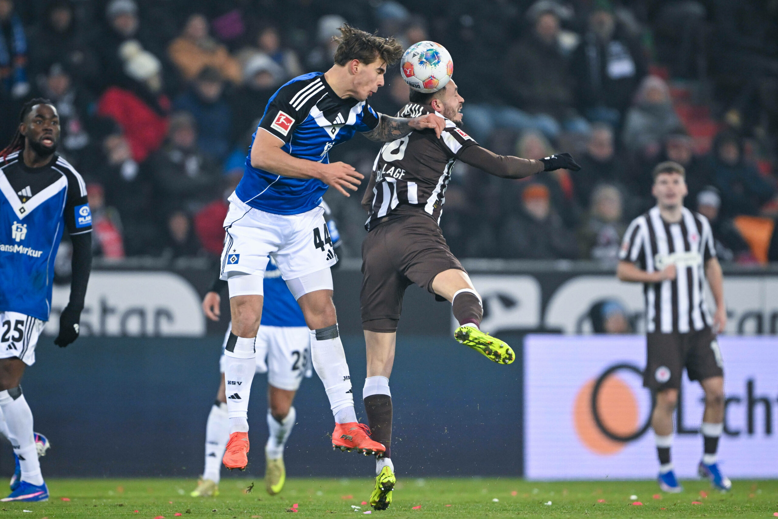 Luka Vuskovic setzt sich gegen Mathias Pereira Lage in der Luft durch