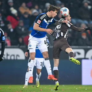 Luka Vuskovic setzt sich gegen Mathias Pereira Lage in der Luft durch