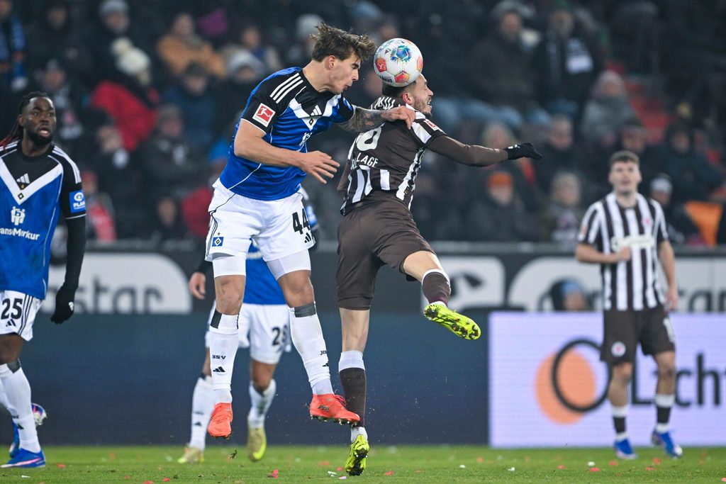 Mario Vuskovic setzt sich gegen Mathias Pereira Lage in der Luft durch.