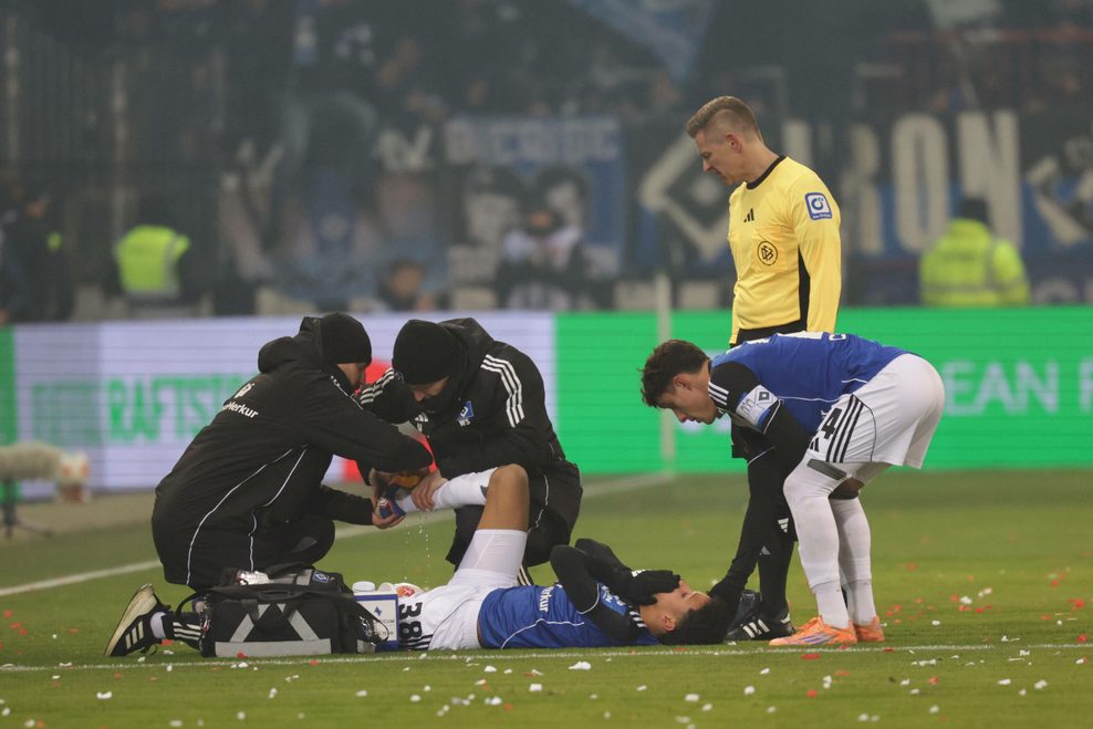 HSV-Profi Alexander Røssing-Lelesiit liegt verletzt auf dem Boden