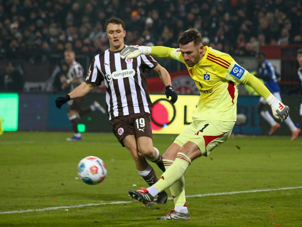 Martijn Kaars läuft Daniel Heuer Fernandes an