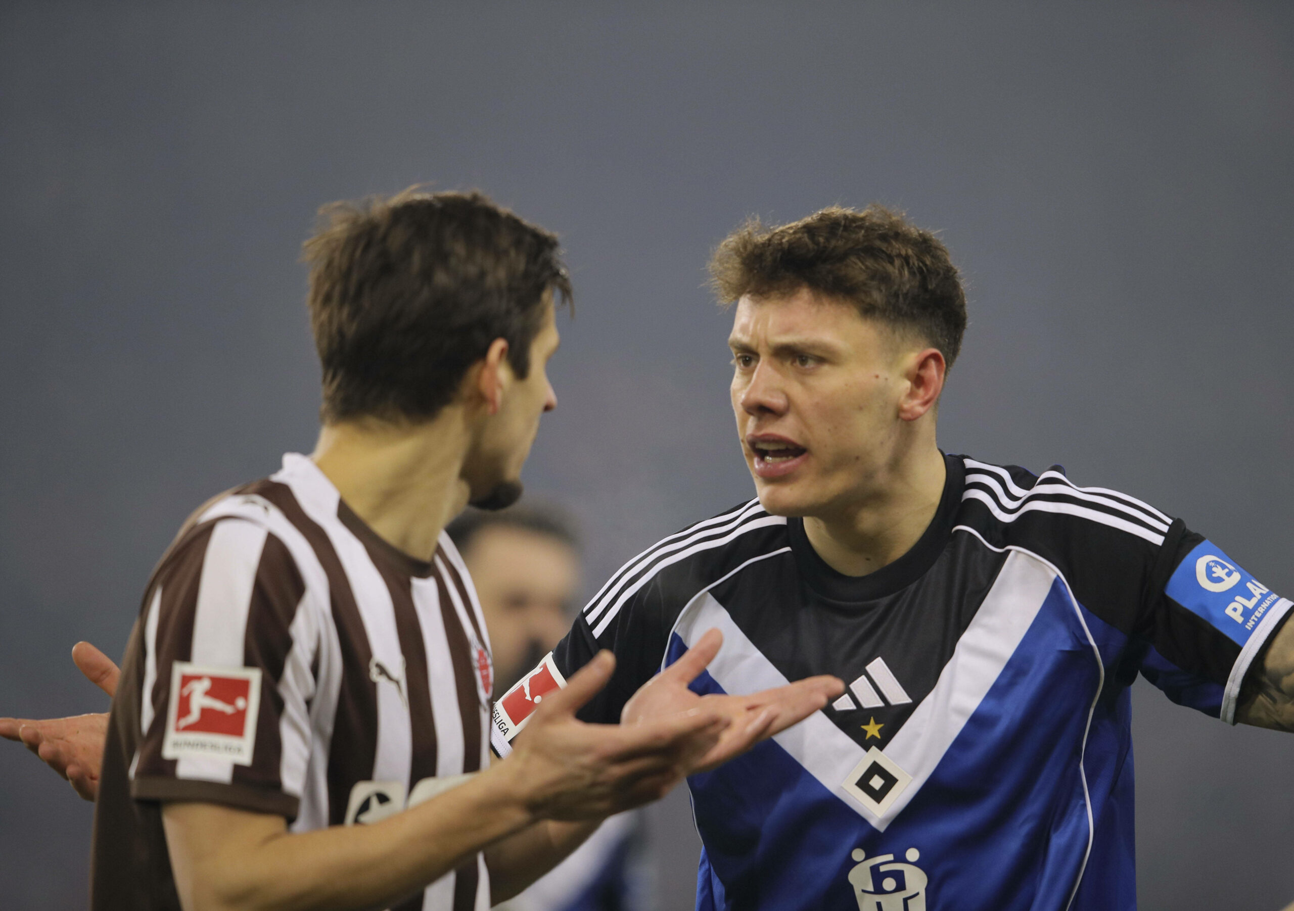 St. Paulis Adam Dzwigala (l.) und HSV-Profi Nicolai Remberg beharken sich.