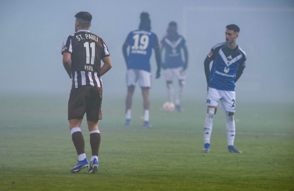 Arkadiusz Pyrka und Fábio Vieira auf dem vernebelten Spielfeld