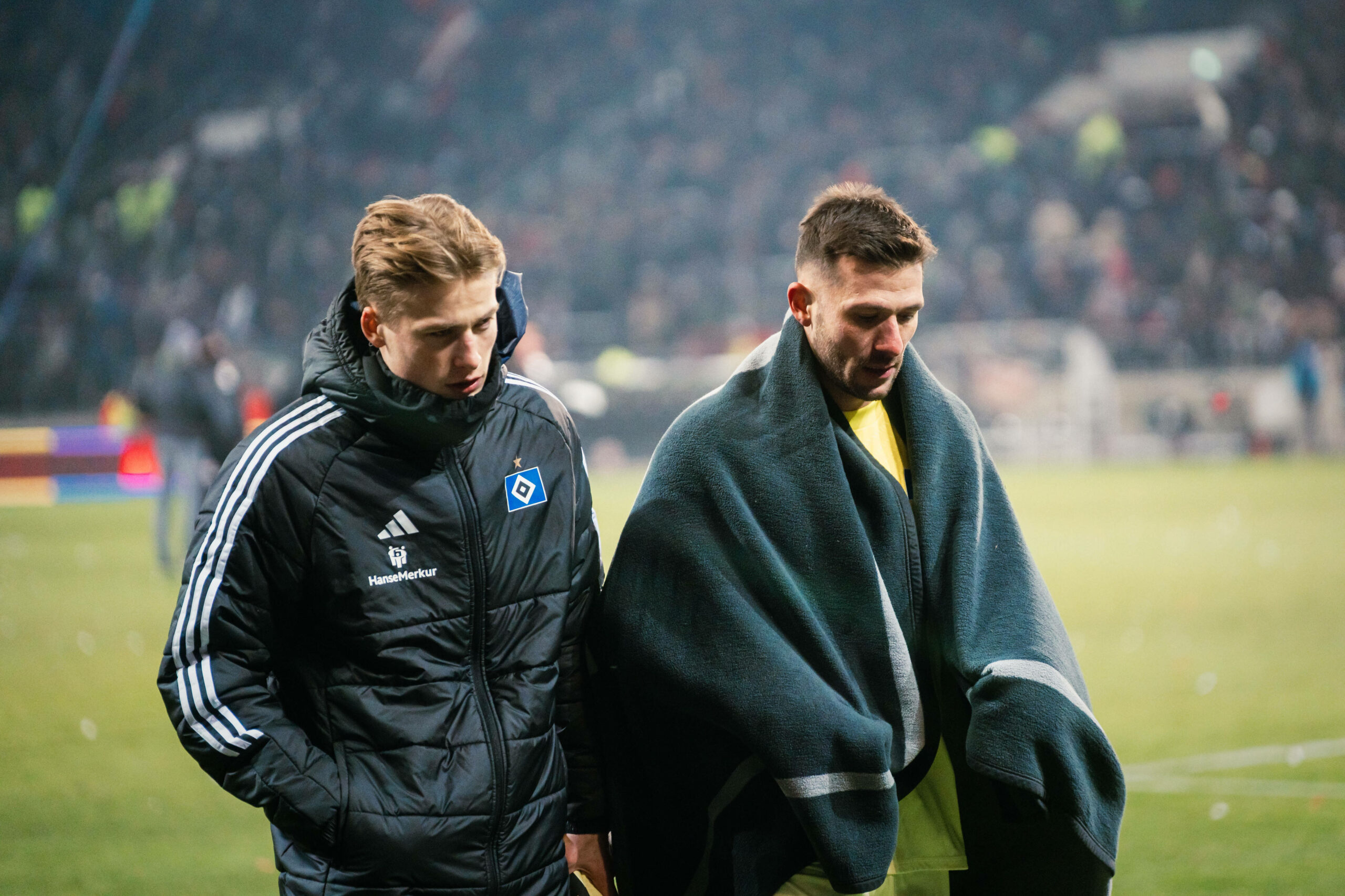 Sander Tangvik und Daniel Heuer Fernandes auf dem Weg in die Katakomben