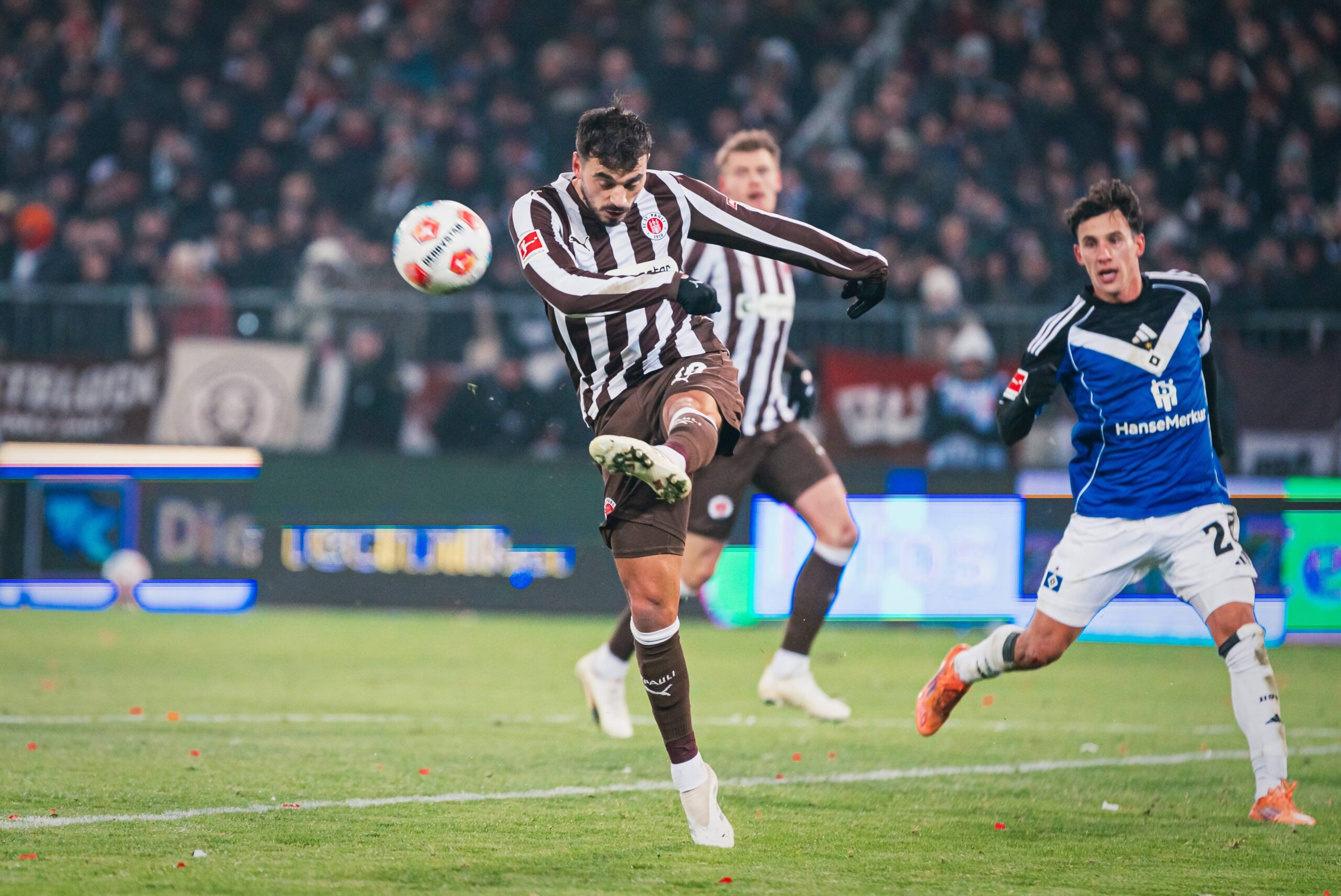 Danel Sinani im Derby gegen den HSV