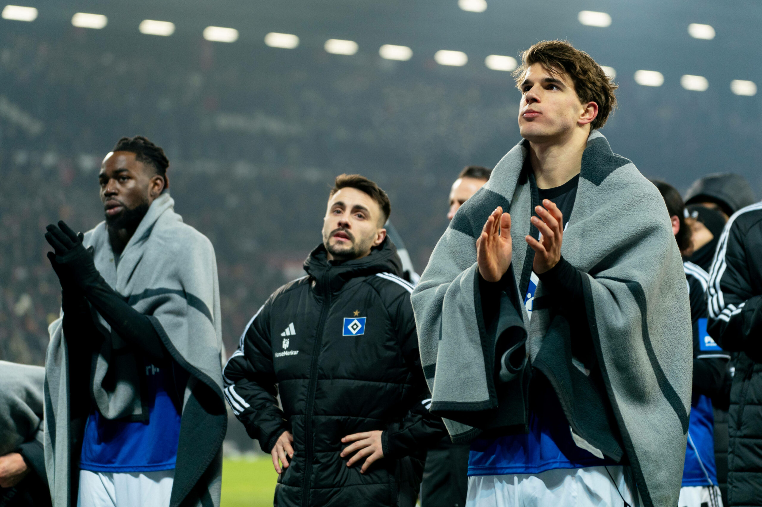 Luka Vuskovic klatscht vor den HSV-Fans in die Hände