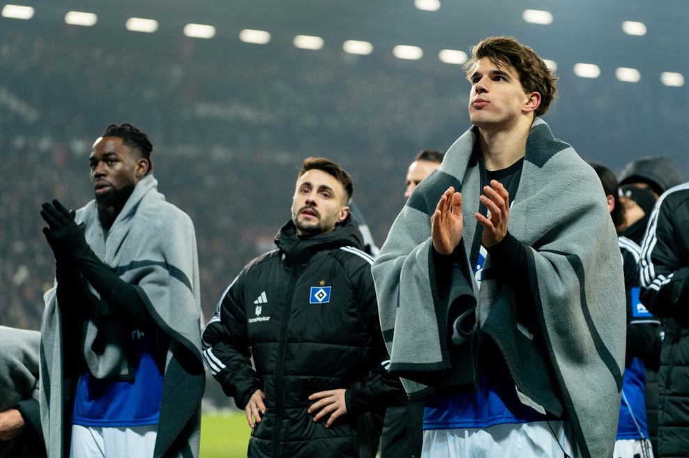 Luka Vuskovic klatscht vor den HSV-Fans in die Hände