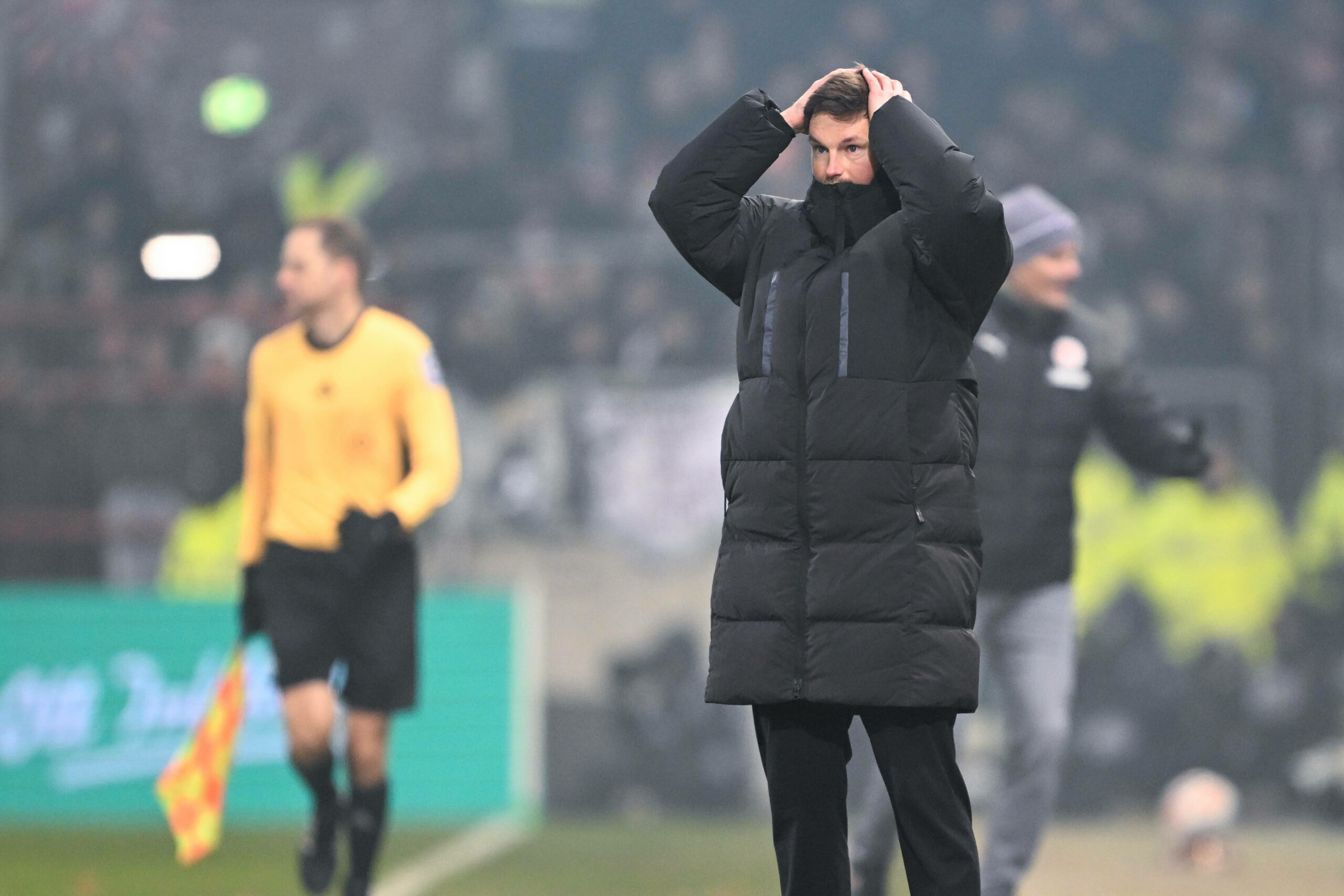 HSV-Trainer Merlin Polzin ärgert sich während des Stadtduells.