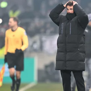 HSV-Trainer Merlin Polzin ärgert sich während des Stadtduells.