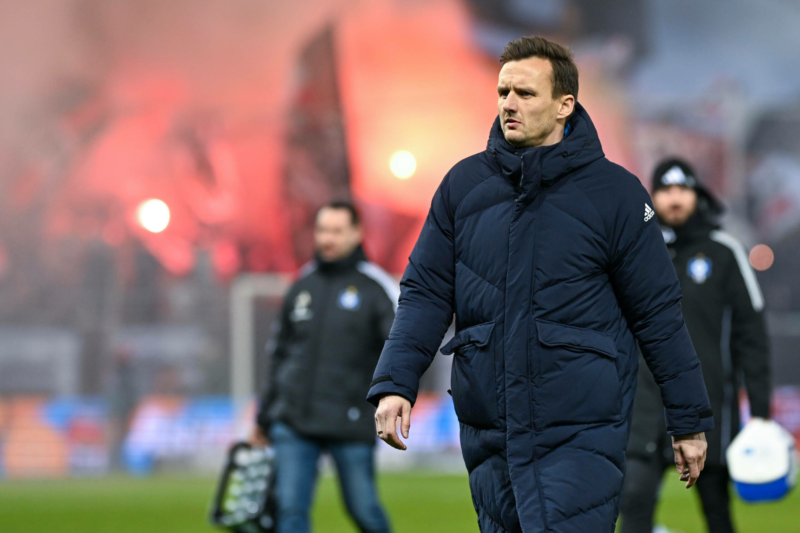 HSV-Sportdirektor Claus Costa beim Stadtderby am Millerntor.