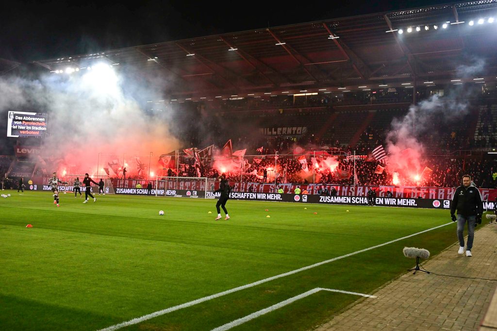 Im St. Pauli-Fanblock am Millerntor brennt Pyrotechnik