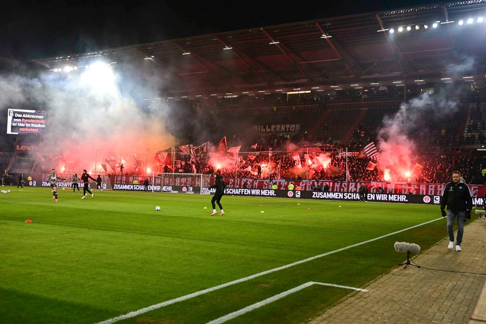 Im St. Pauli-Fanblock am Millerntor brennt Pyrotechnik