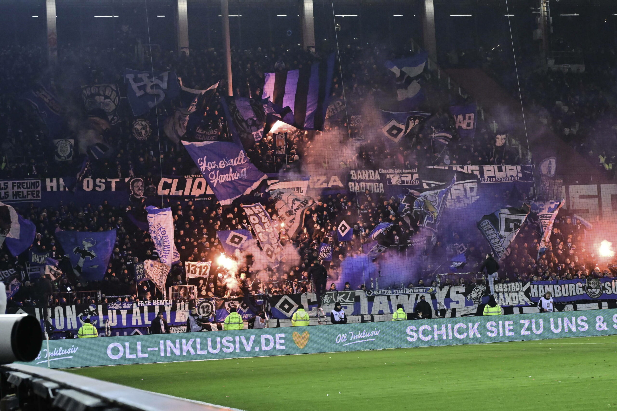 Im HSV-Fanblock am Millerntor brennt Pyrotechnik