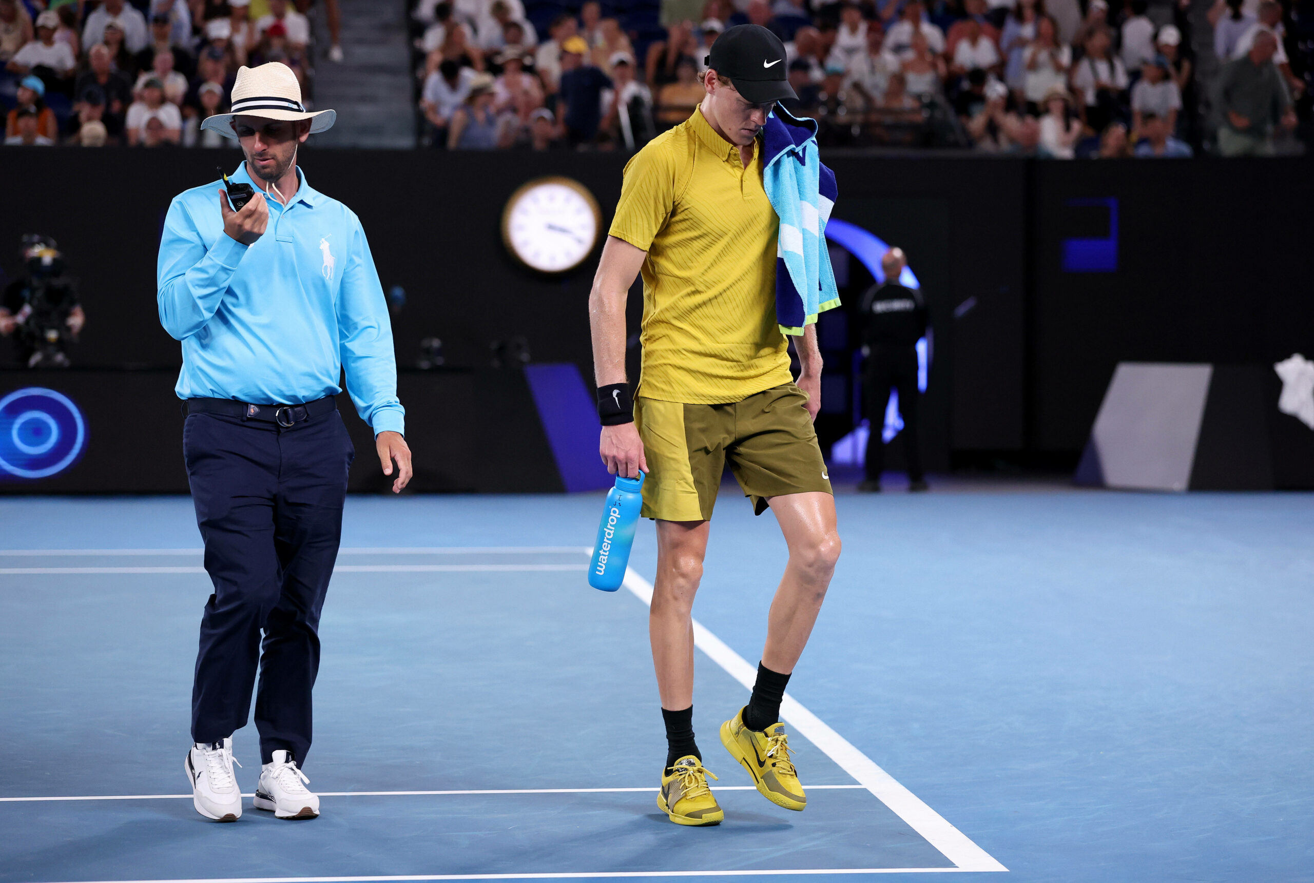 Jannik Sinner humpelt vom Platz