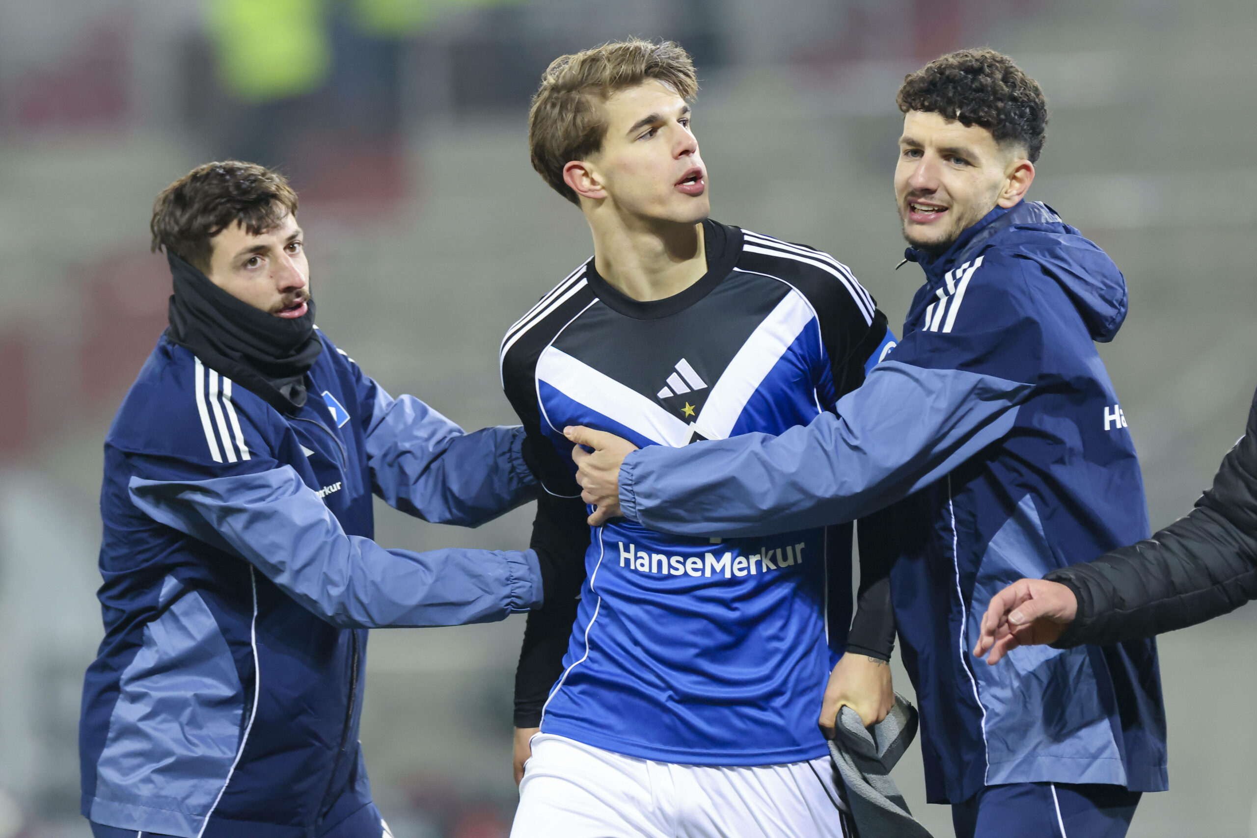 Giorgi Gocholeishvili und Daniel Elfadli beruhigen Luka Vuskovic