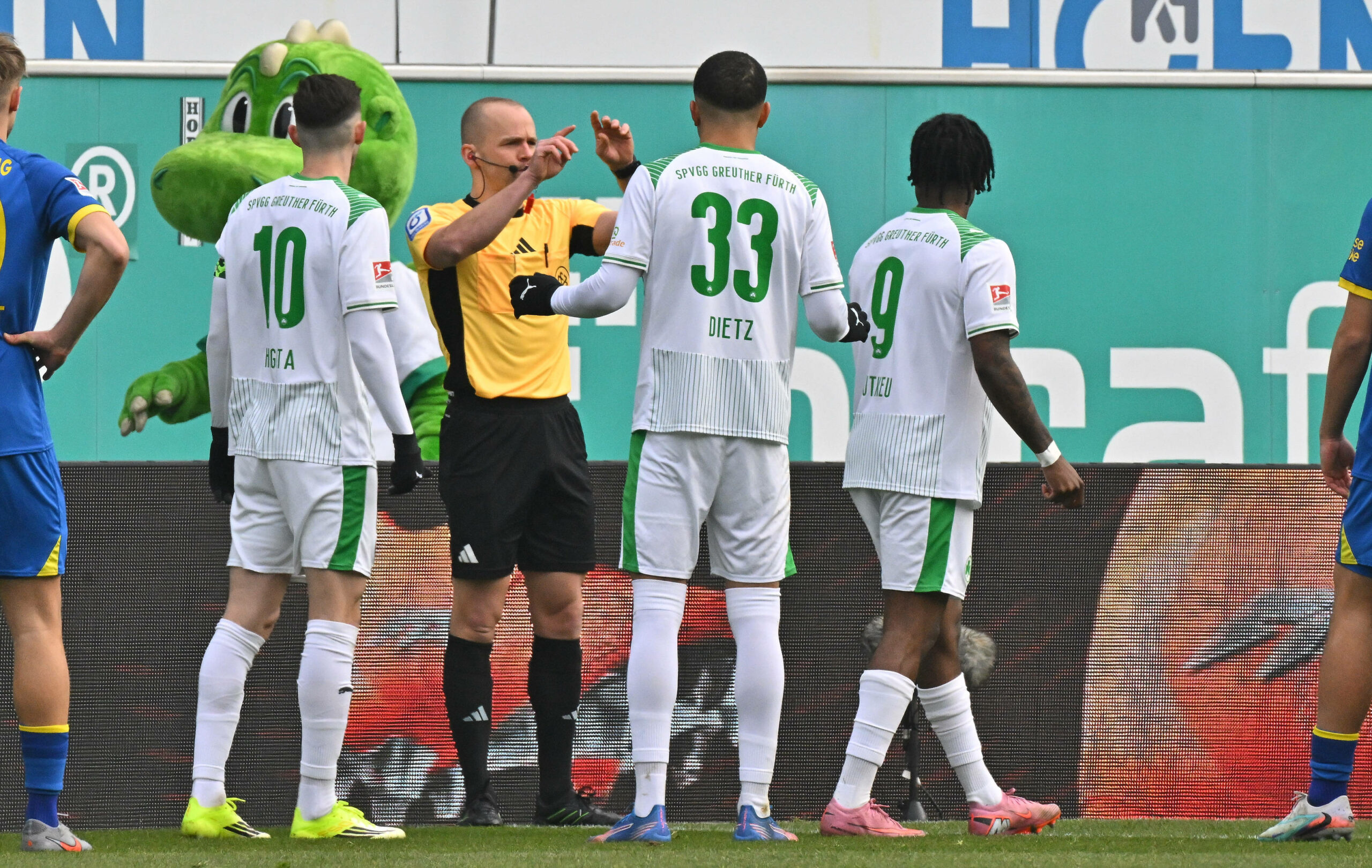 Maximilian Dietz sieht die rote Karte