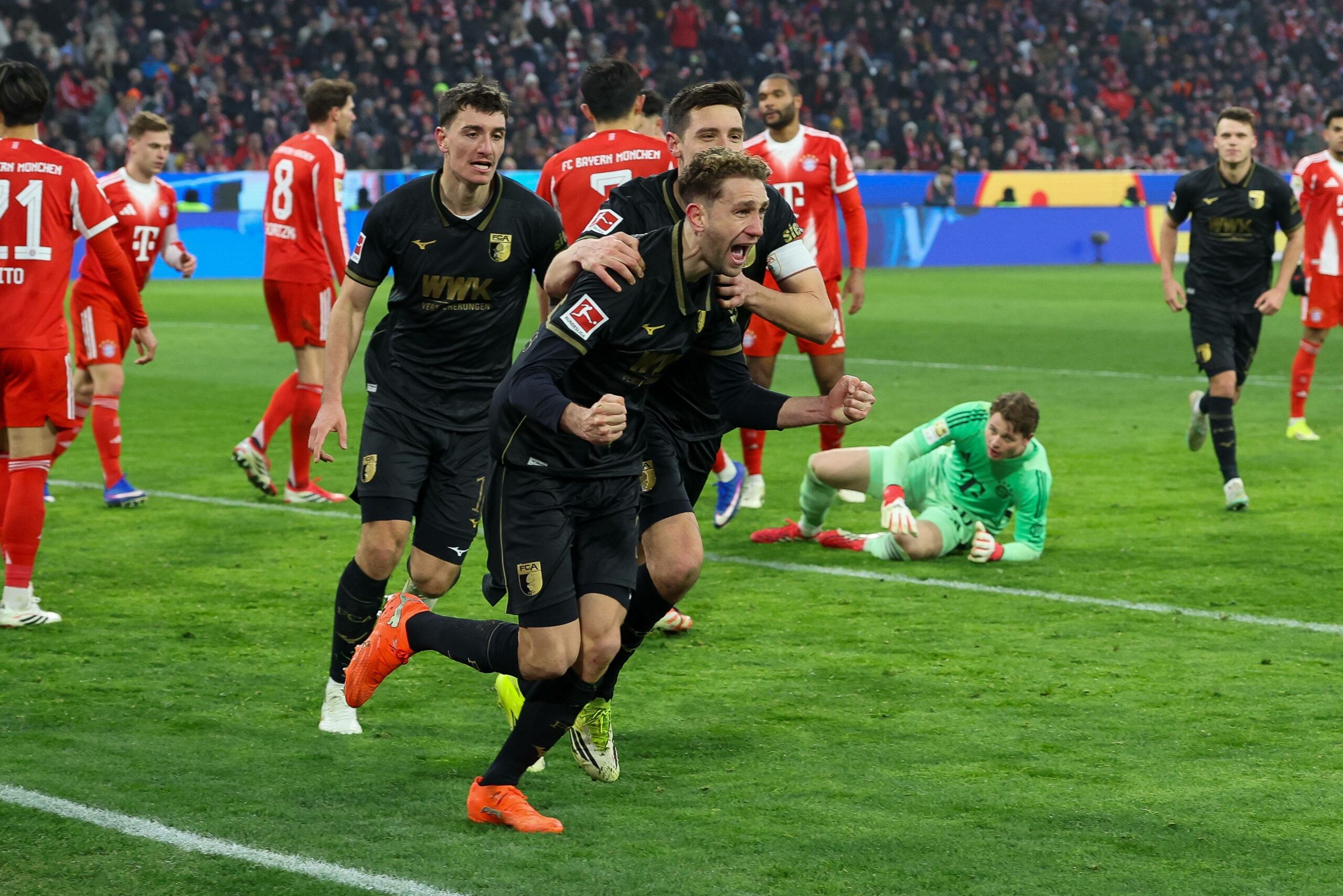 Arthur Chaves bejubelt sein Siegtor für Augsburg in München