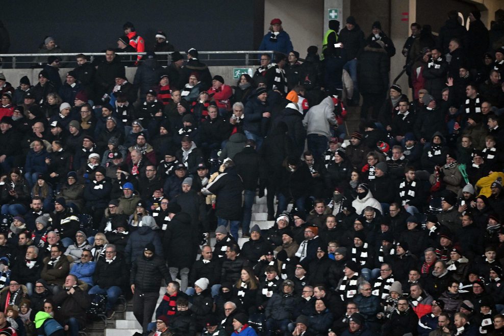 Frankfurt-Fans verlassen das Stadion