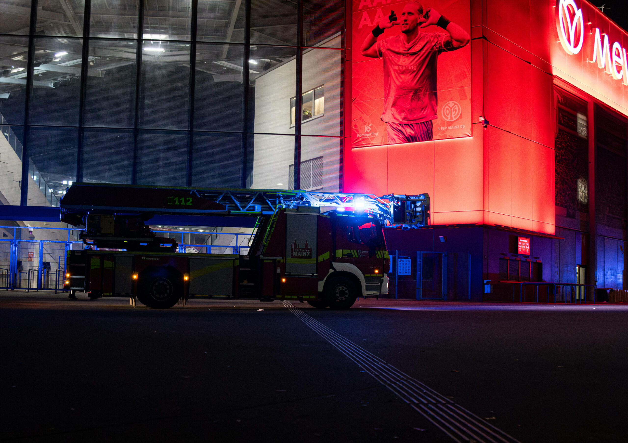 Feuerwehr vor der MEWA-Arena