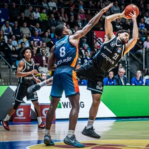 Towers-Korbjäger Devon Daniels (r.) gegen Ex-Tower Will Christmas am Ball