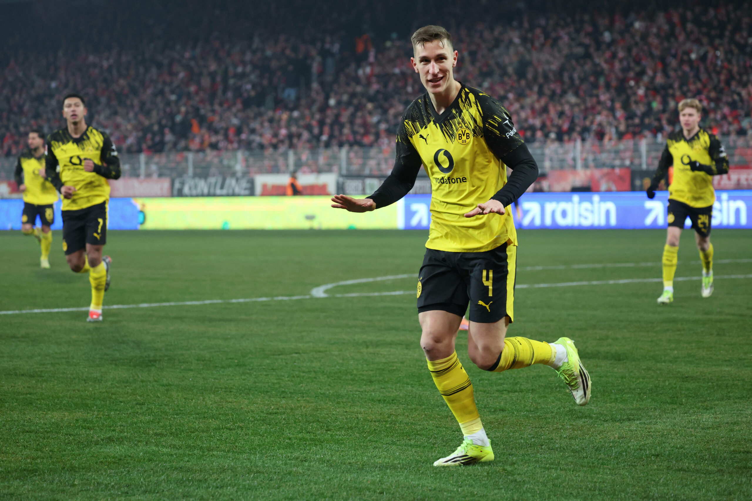 Nico Schlotterbeck beim Torjubel