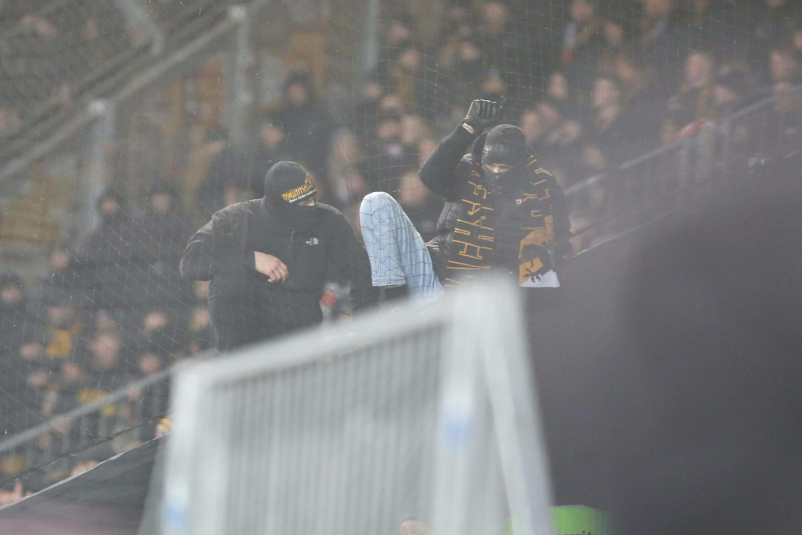 Vermummte Dresden-Fans in Magdeburg