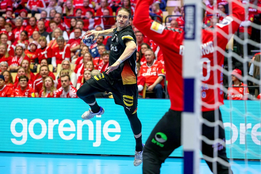 Juri Knorr wirft den Ball