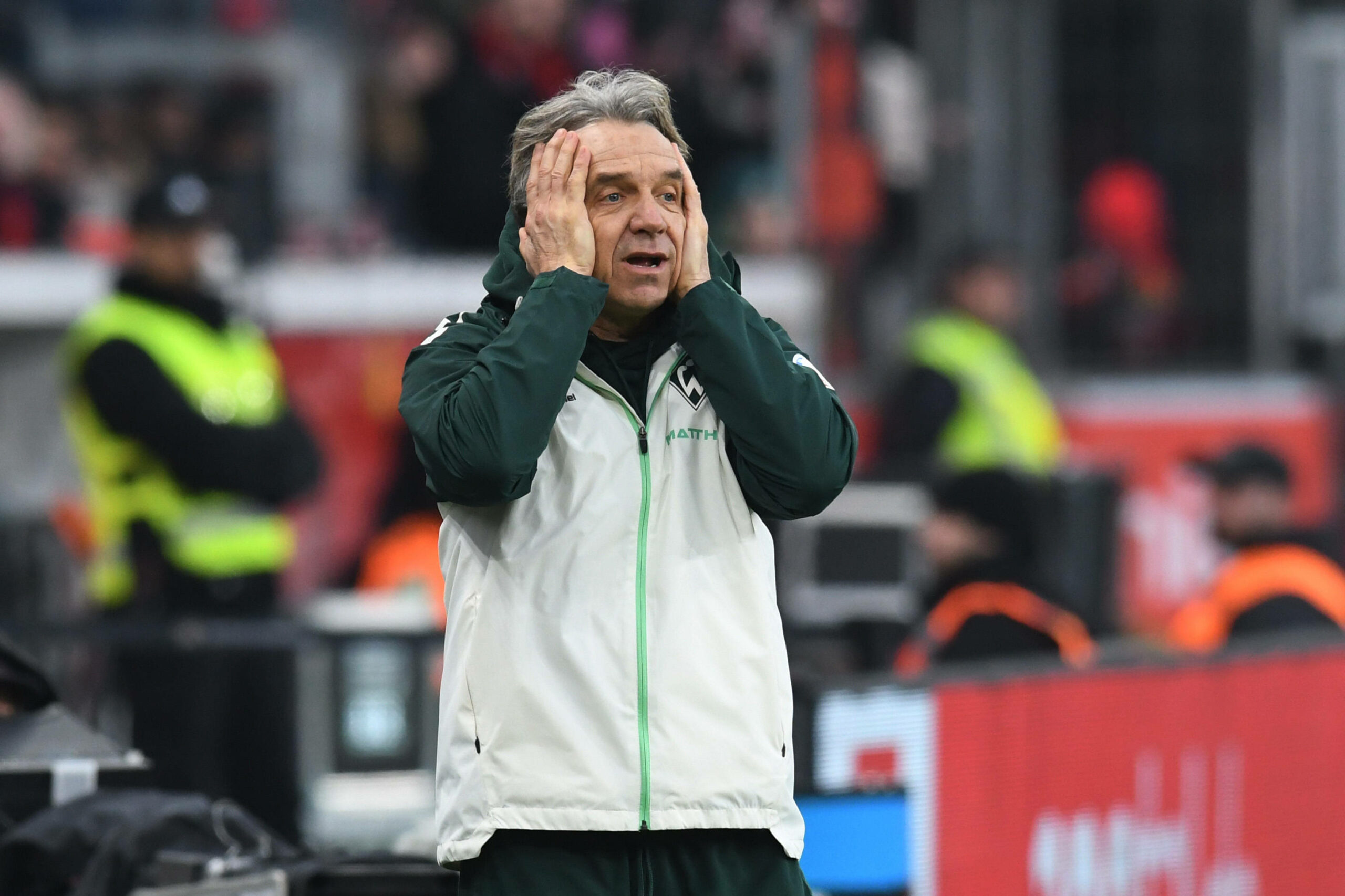 Horst Steffen fasst sich an den Kopf