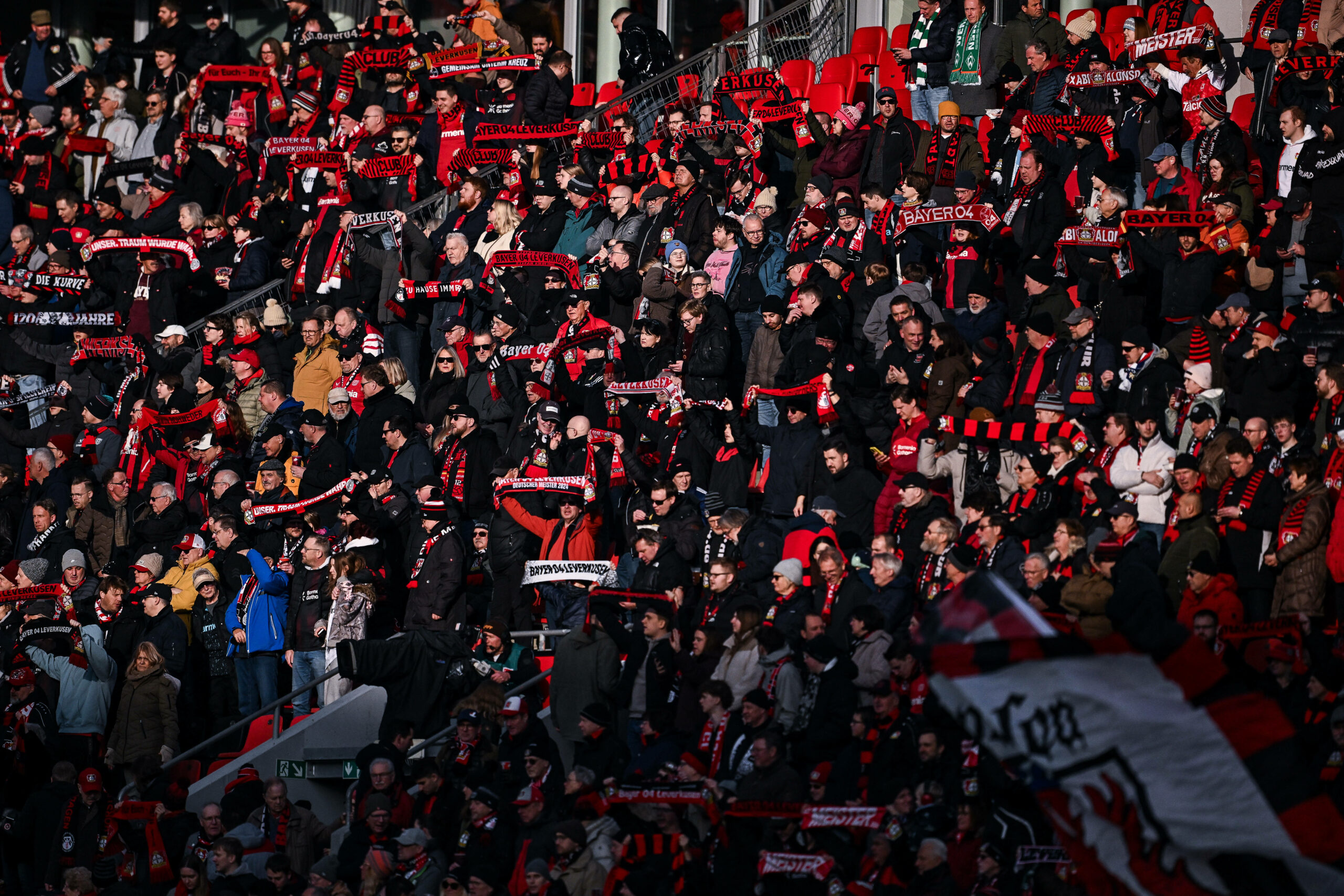 Leverkusen Fans halten Schals hoch