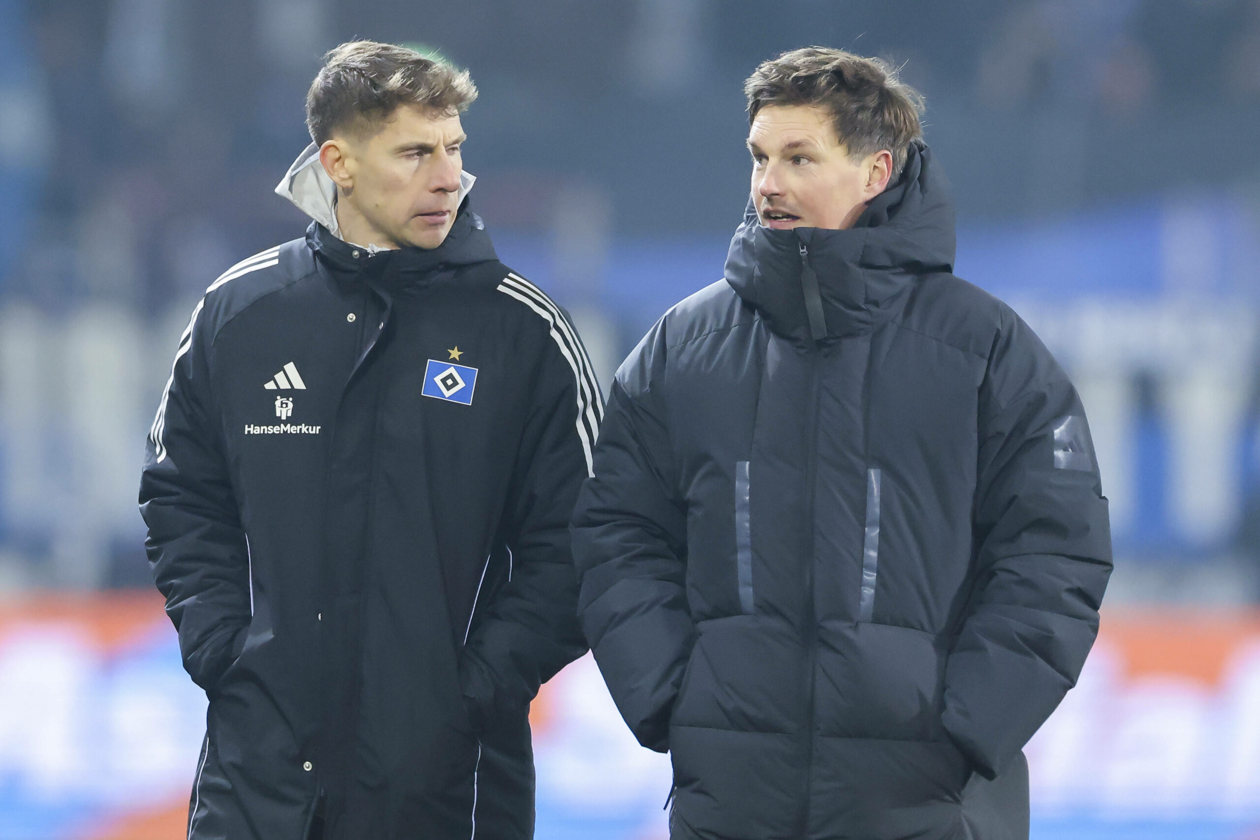 Loic Favé und Merlin Polzin sprechen auf dem Spielfeld