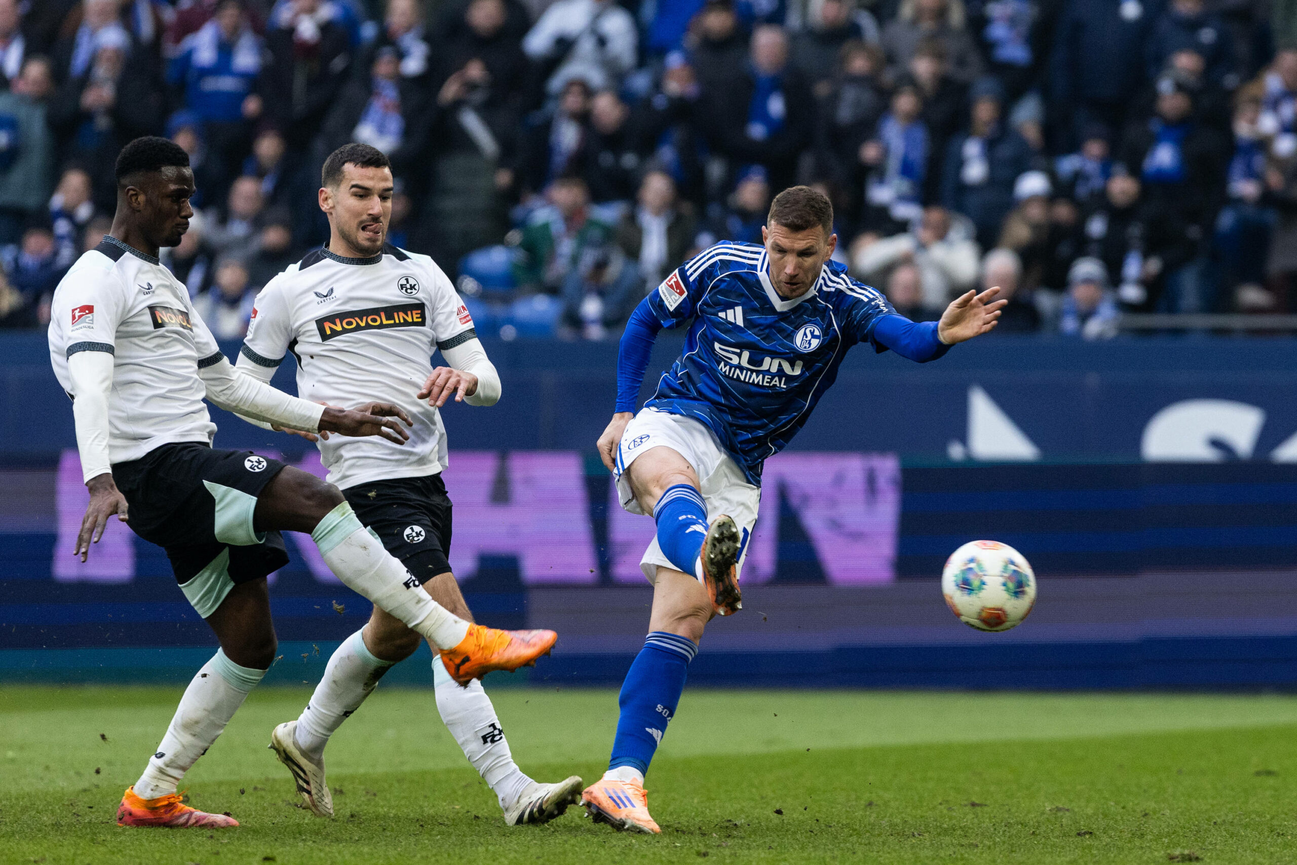 Edin Dzeko erzielt ein Tor für Schalke