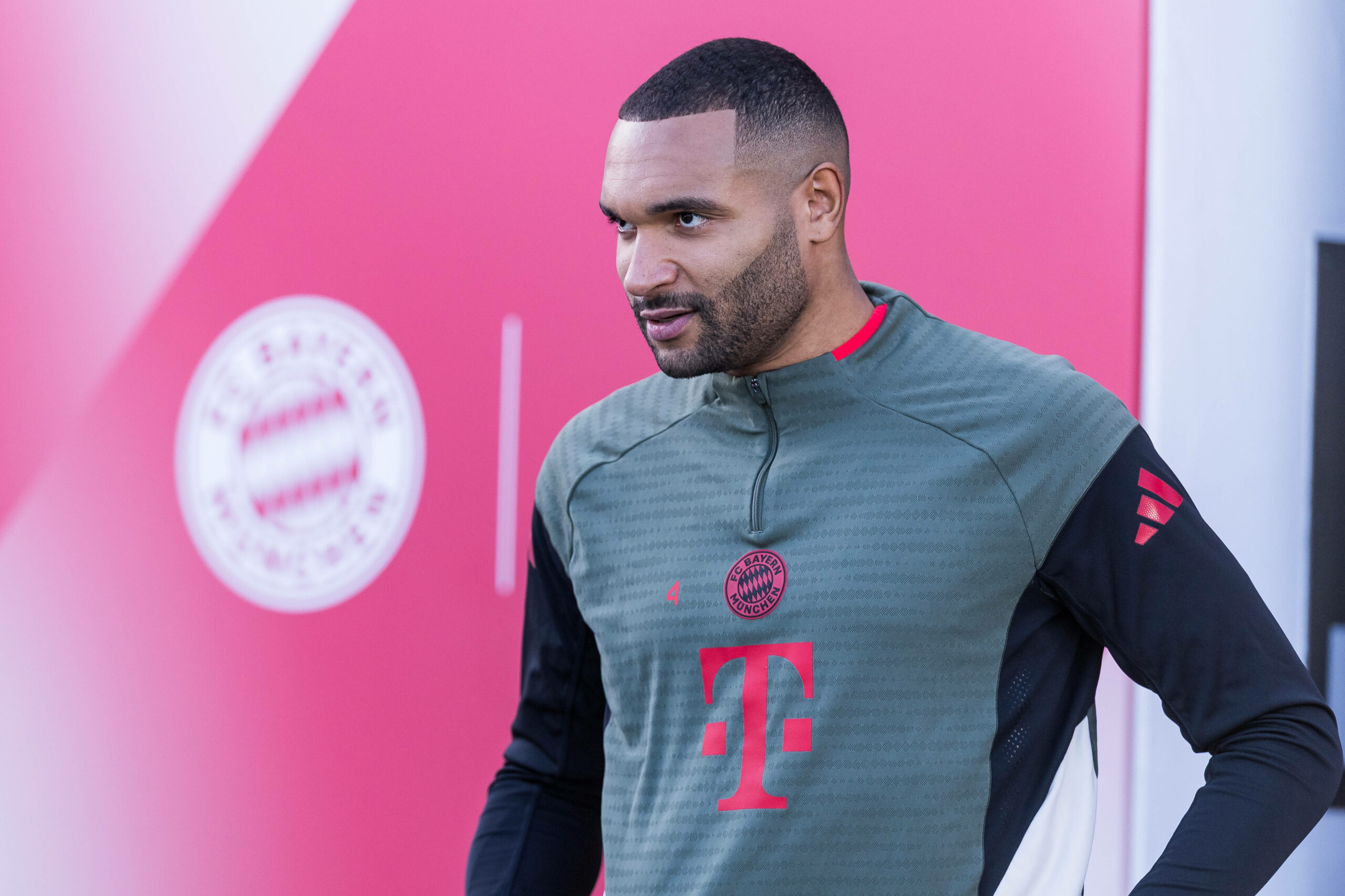 Jonathan Tah betritt mit ernster Miene den Trainingsplatz des FC Bayern.