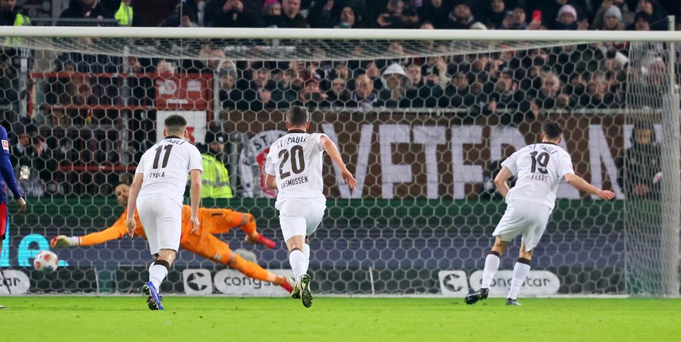 Martijn Kaars tritt einen Elfmeter