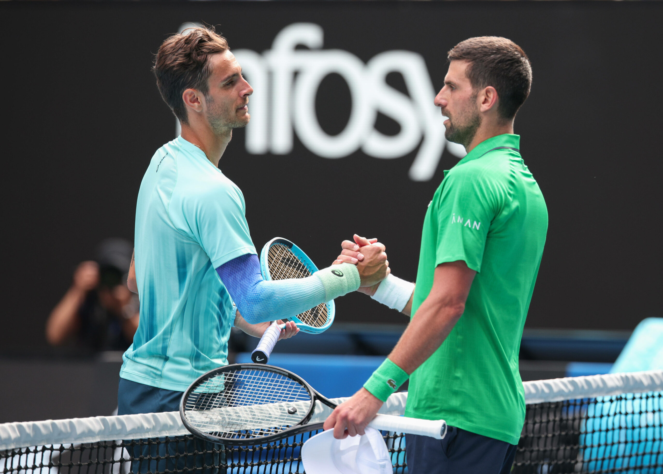 Novak Djokovic tröstete Lorenzo Musetti nach dessen Aufgabe am Netz.