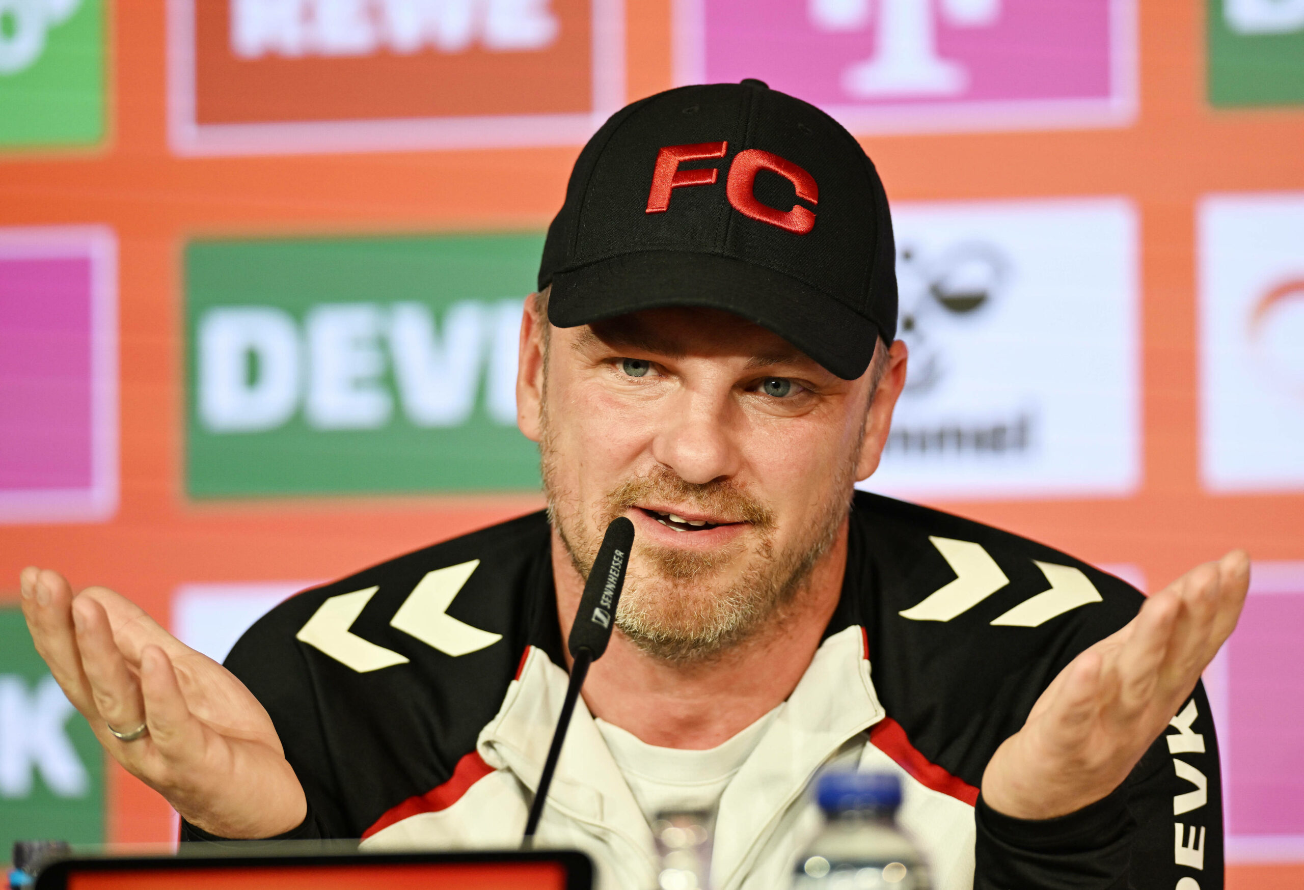 Lukas Kwasniok spricht in ein Mikrofon