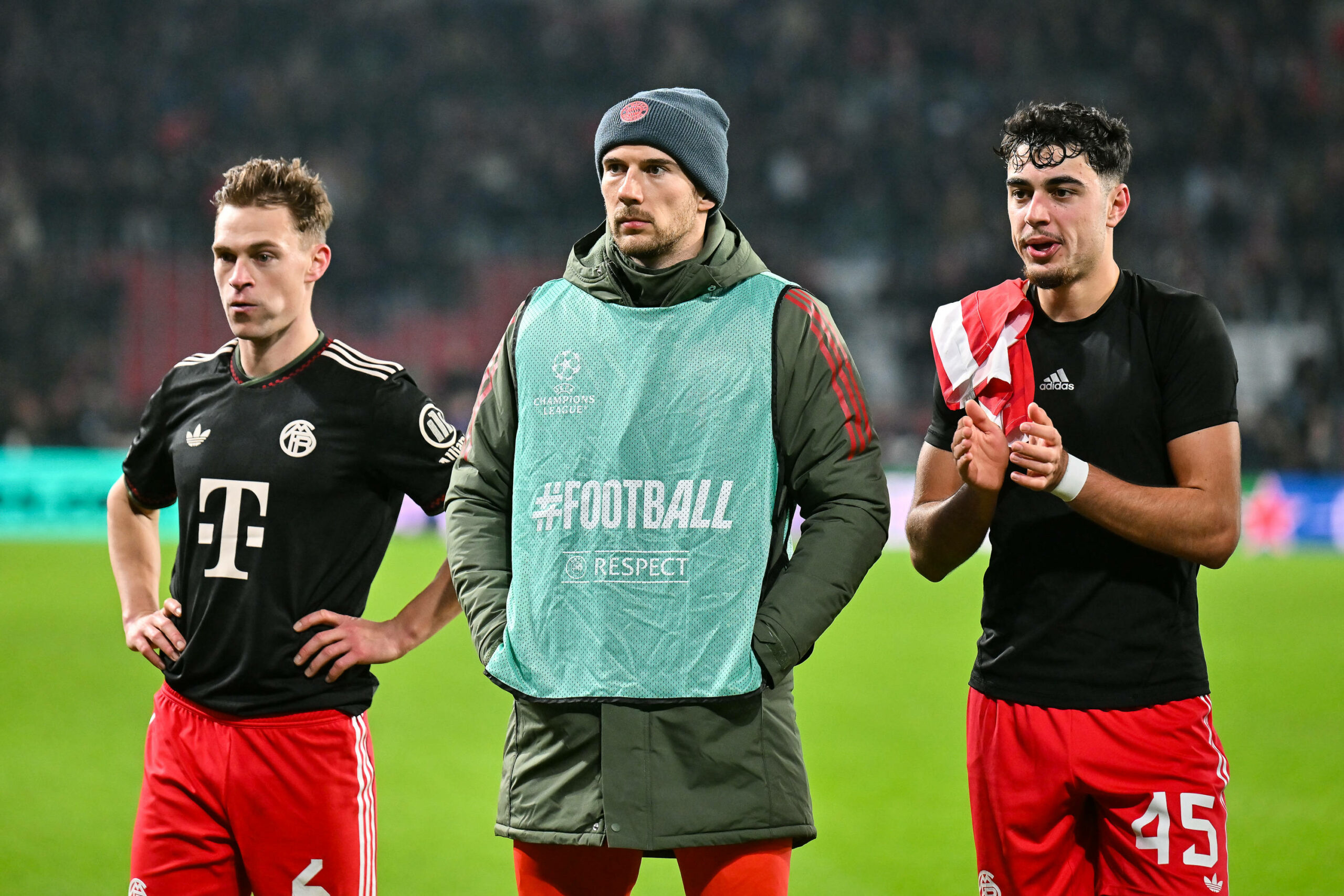 Joshua Kimmich, Leon Goretzka und Aleksandar Pavlović vor der Fankurve