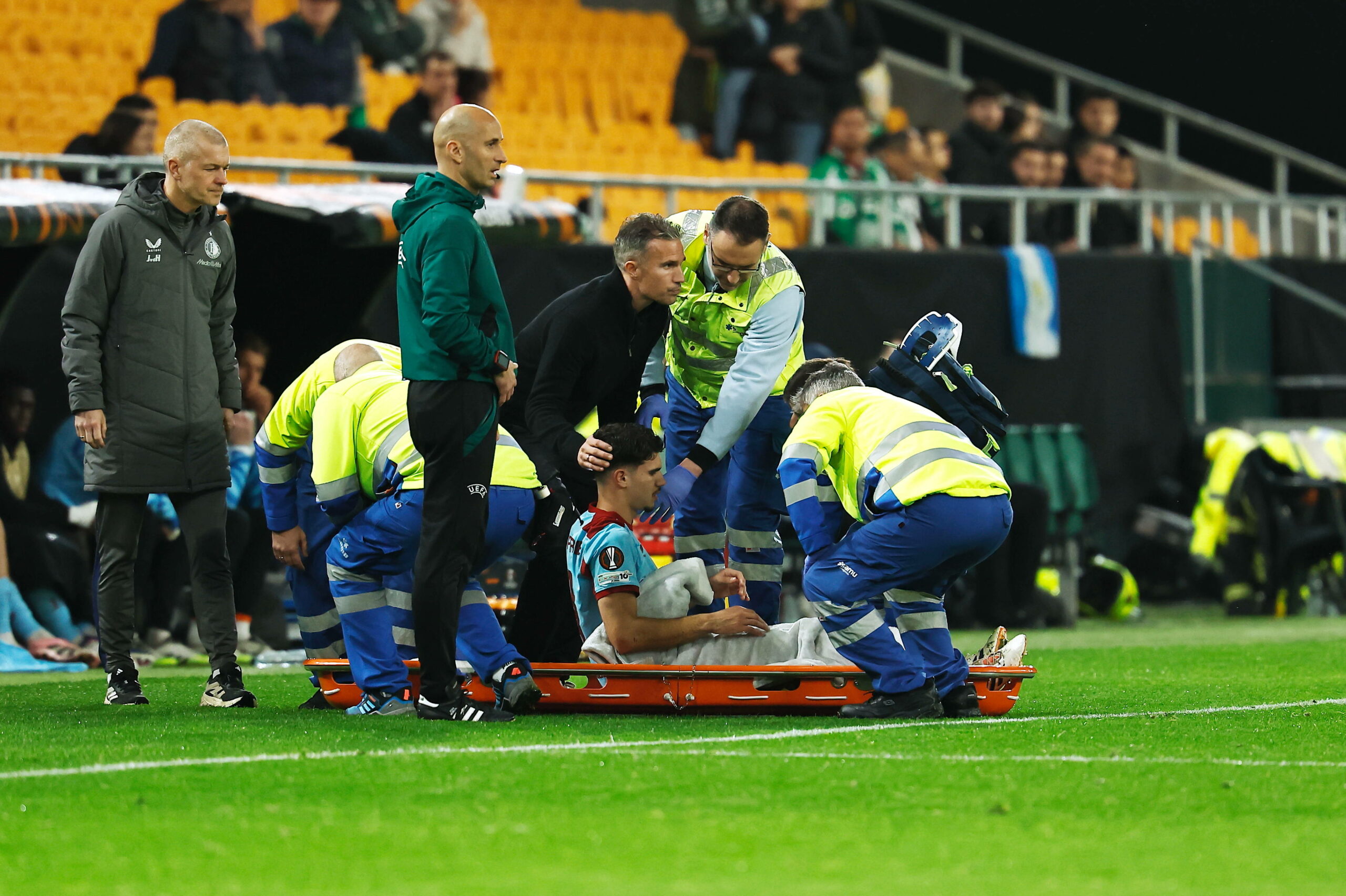 Robin van Persie kniet sich zu seinem verletzten Sohn