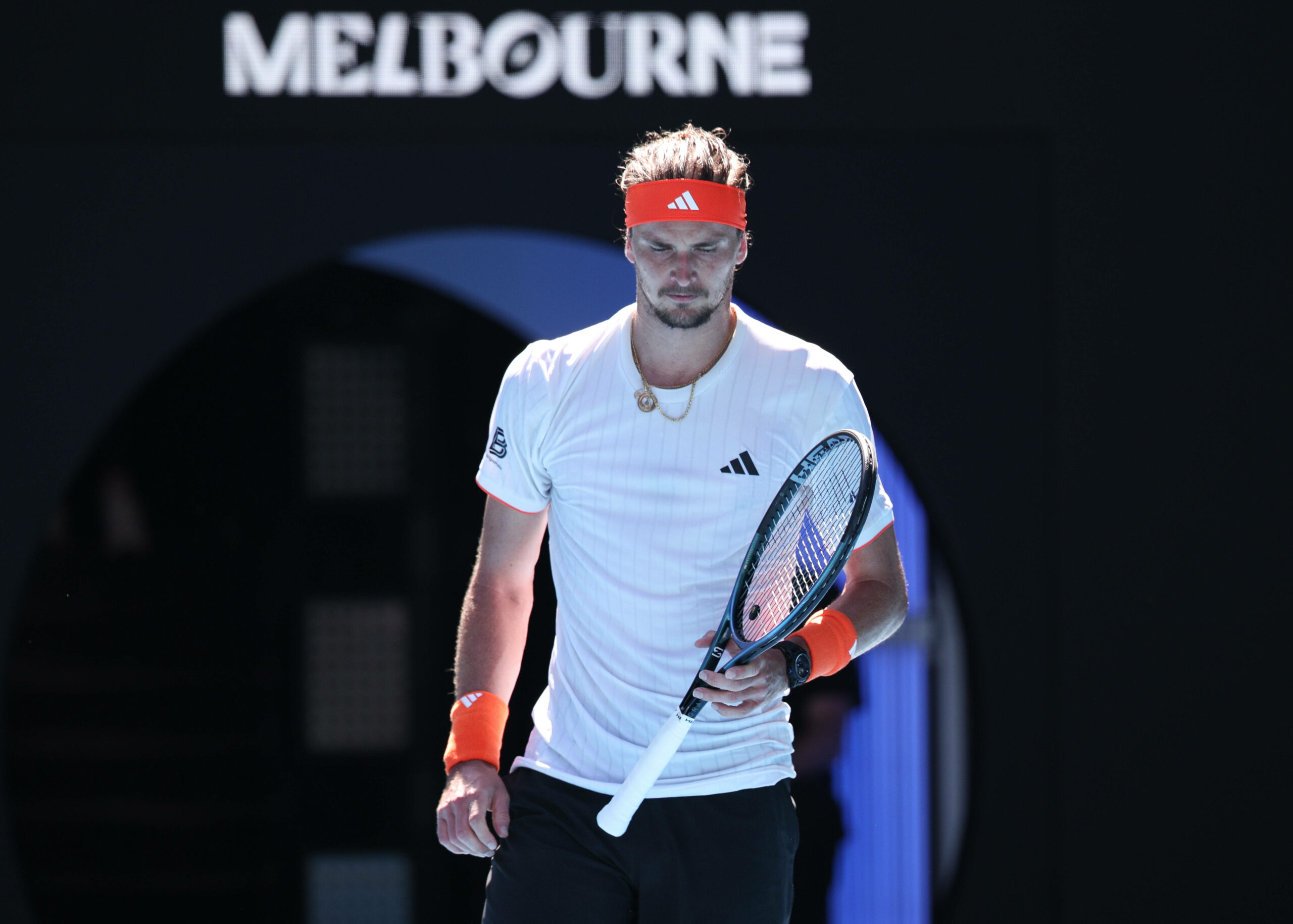Alexander Zverev schaut geknickt nach unten.