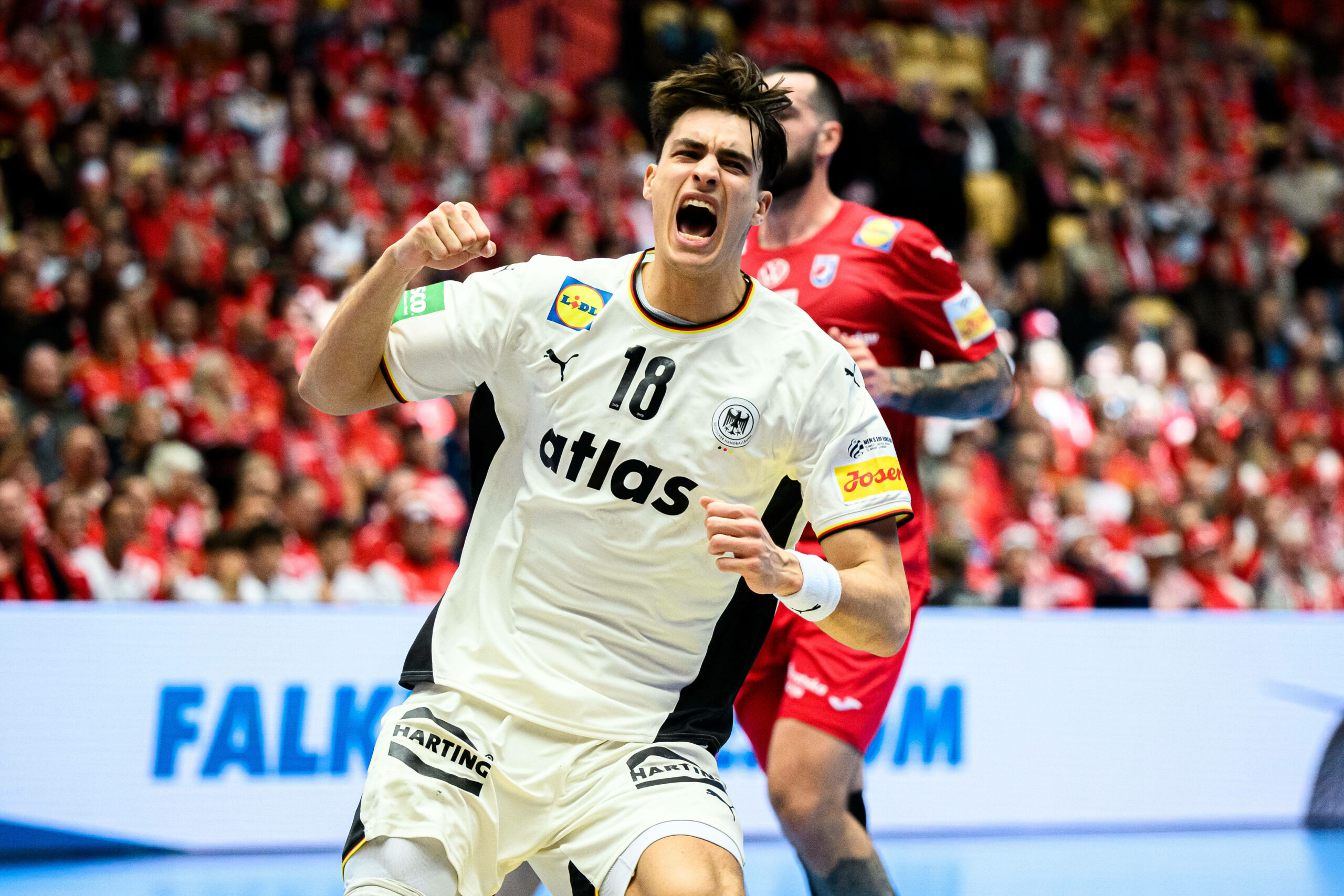 Julian Köster jubelt im EM-Halbfinale für Deutschland