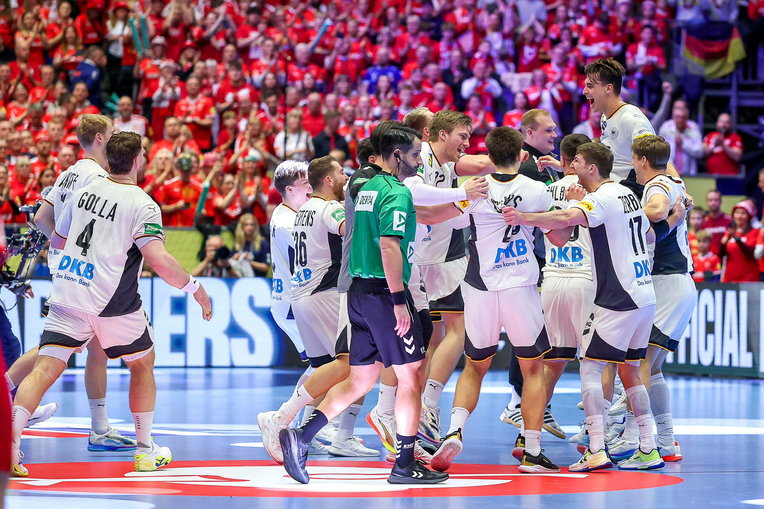 Deutsche Handballer jubeln vor Dänischen Fans