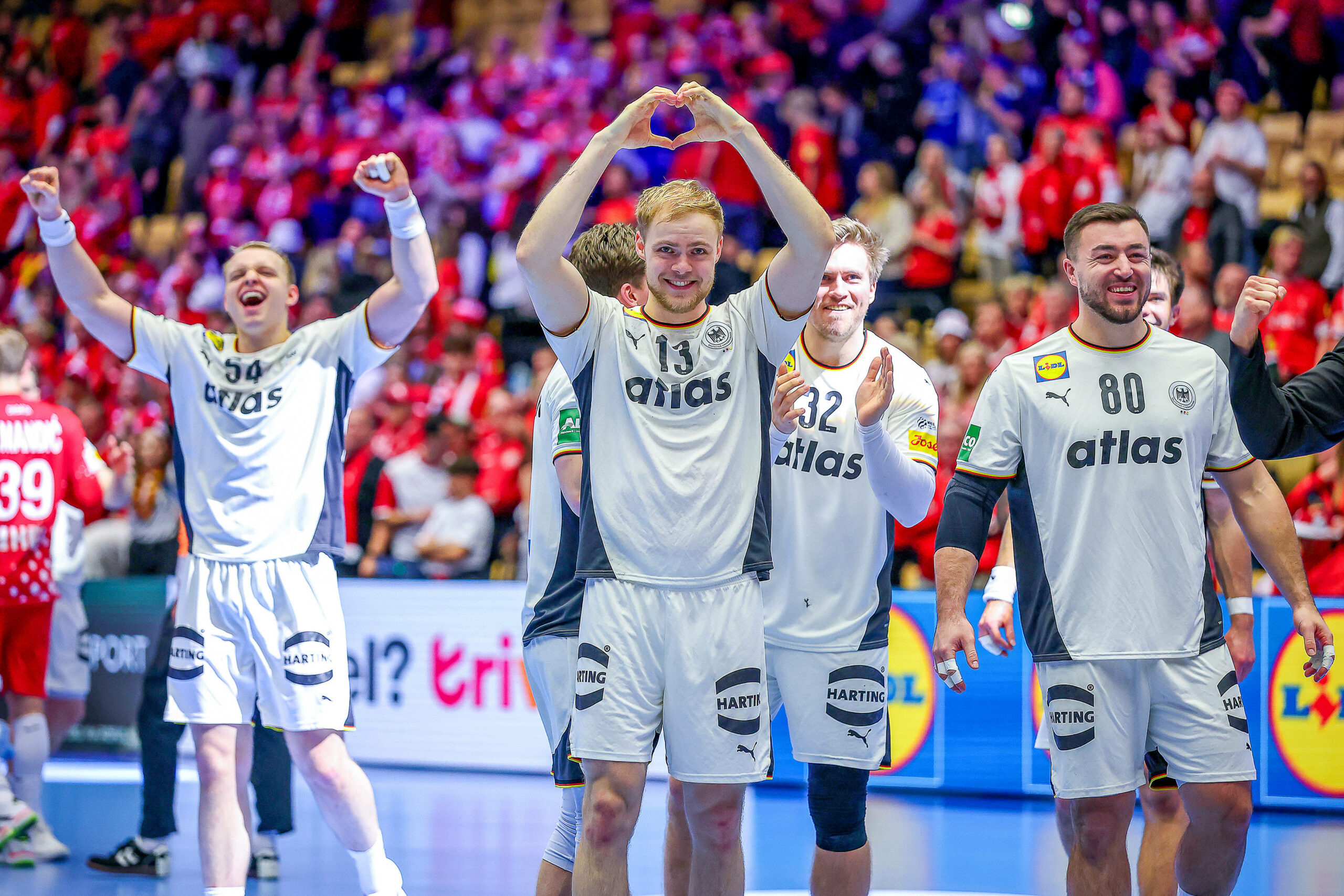 Deutschlands Handballer freuen sich über den Sieg im Halbfinale der Handball-EM