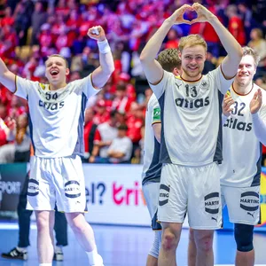 Deutschlands Handballer freuen sich über den Sieg im Halbfinale der Handball-EM