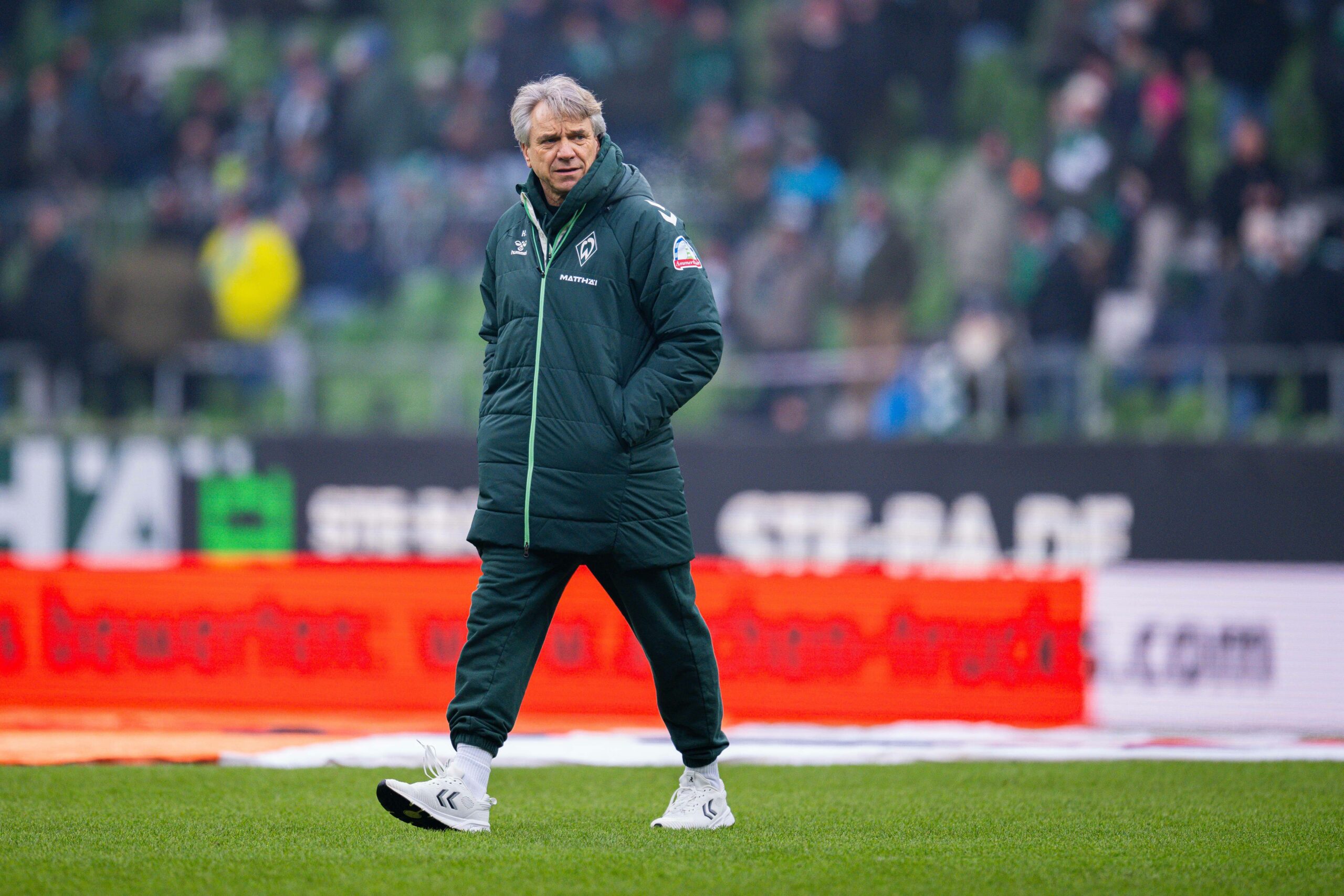 Horst Steffen geht über den Platz