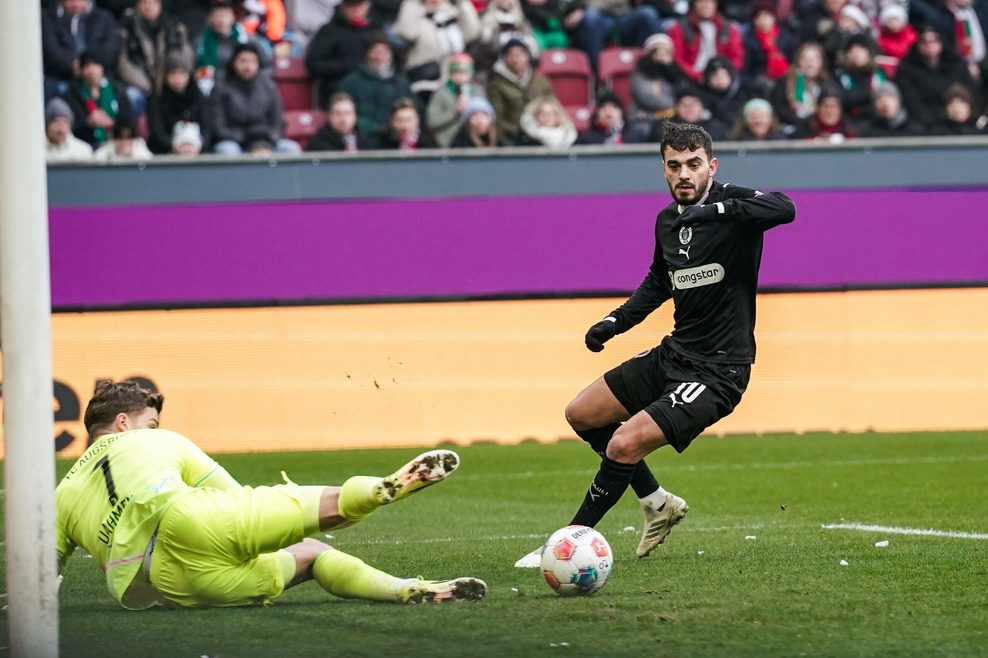 Danel Sinani schießt