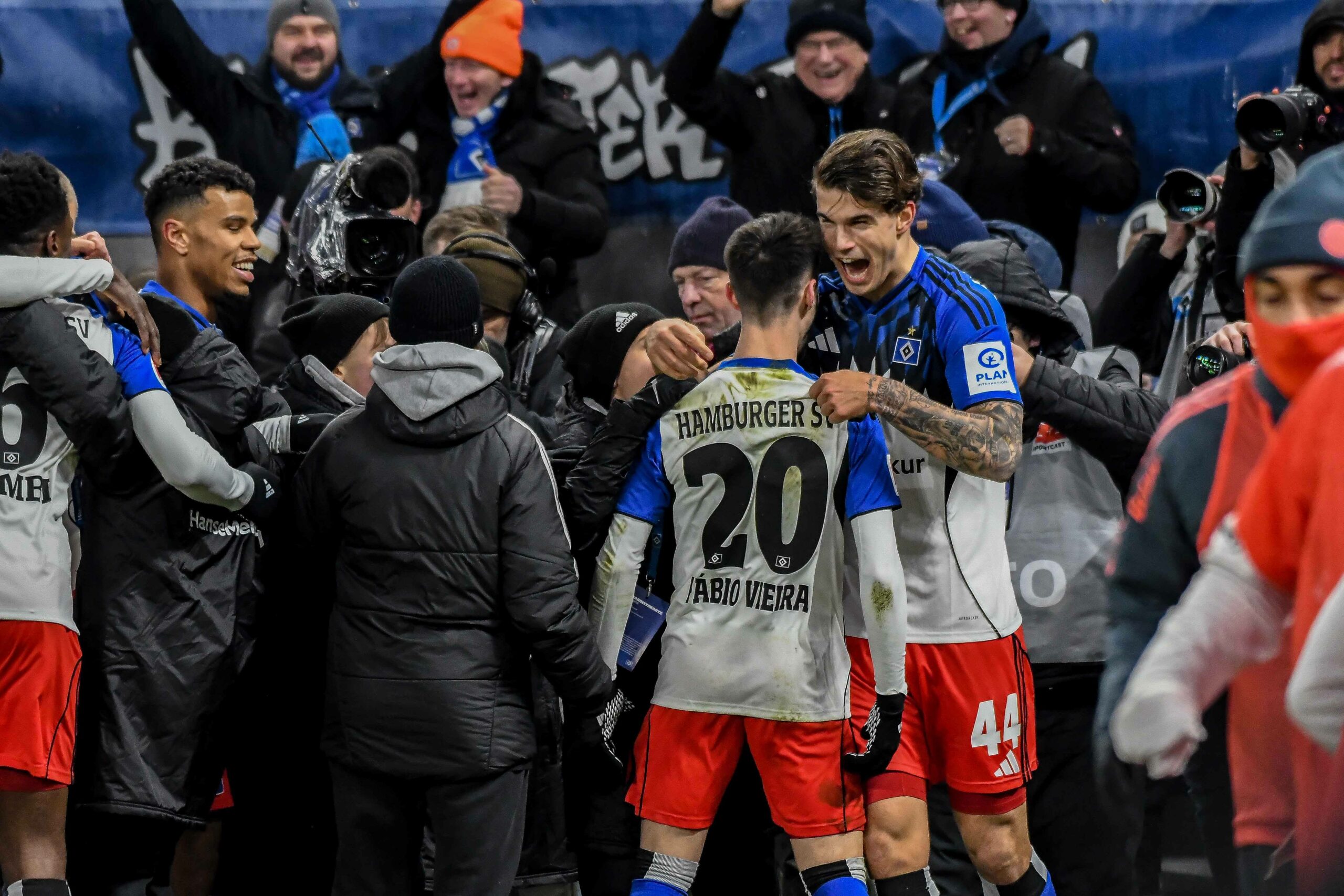 Luka Vuskovic (r.) und Fábio Vieira freuen sich über ein Tor des HSV gegen die Bayern.