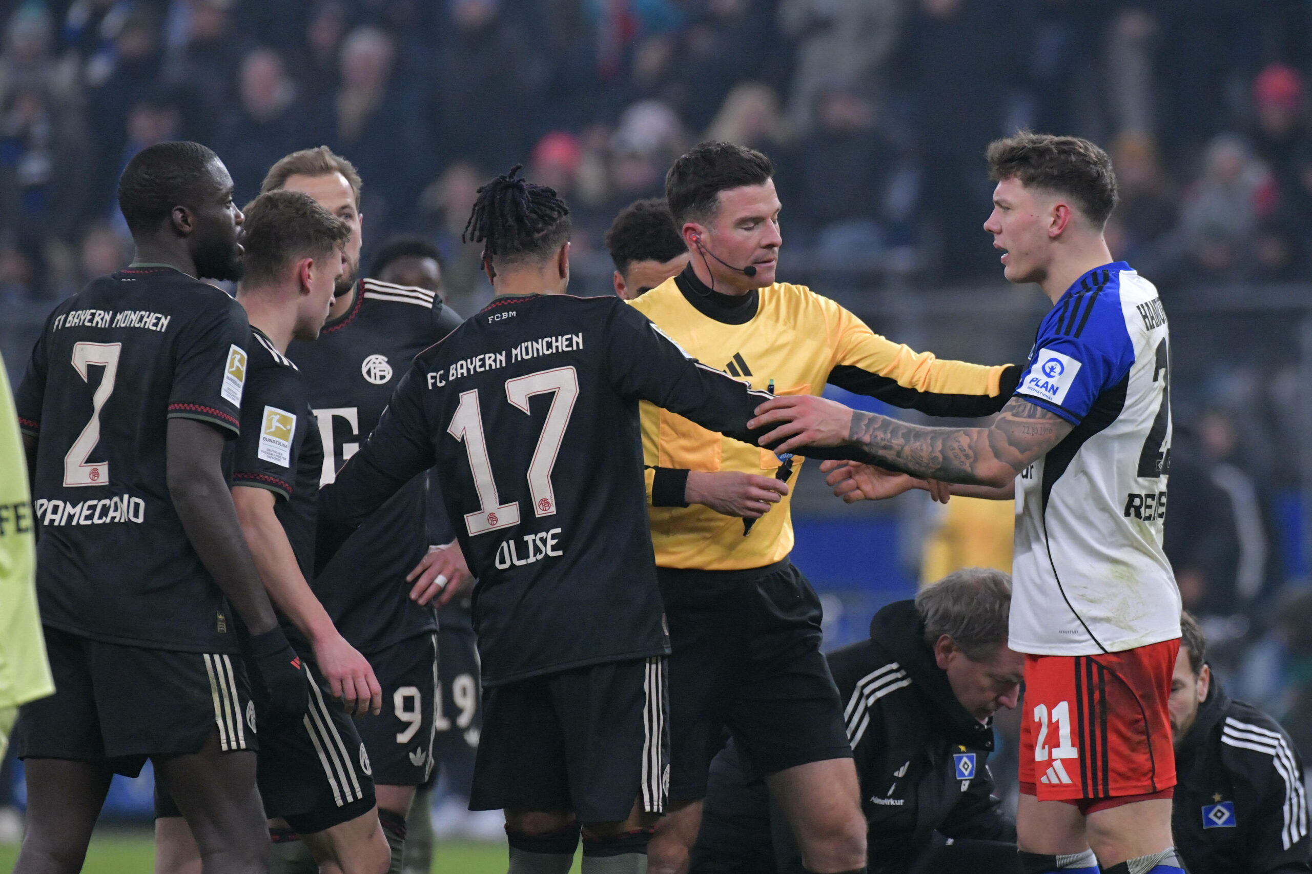 HSV-Profi Nicolai Remberg spricht beim Spiel gegen die Bayern mit Schiedsrichter Harm Osmers.