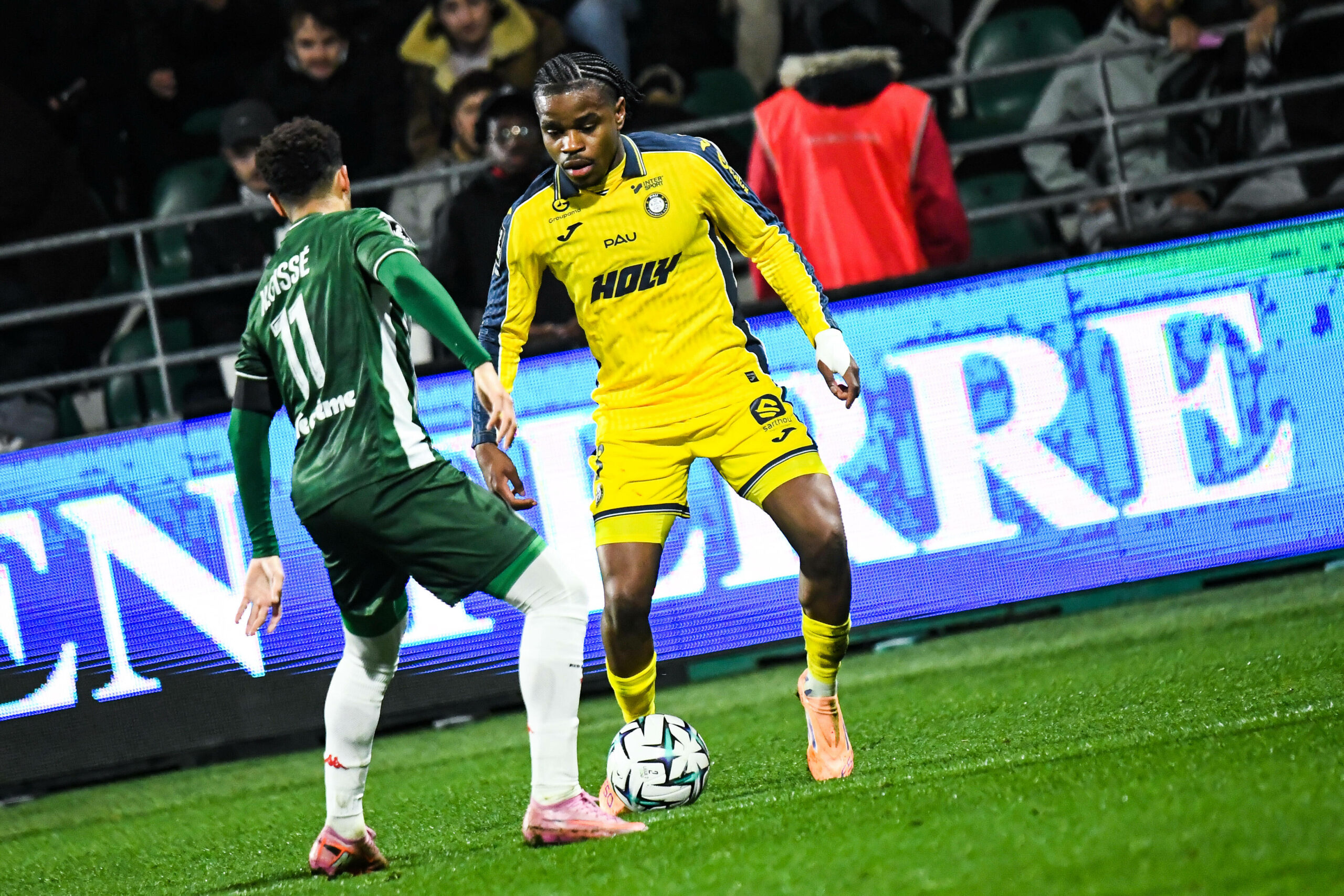 Joseph Kalulu geht ins Dribbling