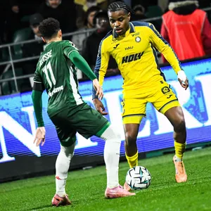 Joseph Kalulu geht ins Dribbling