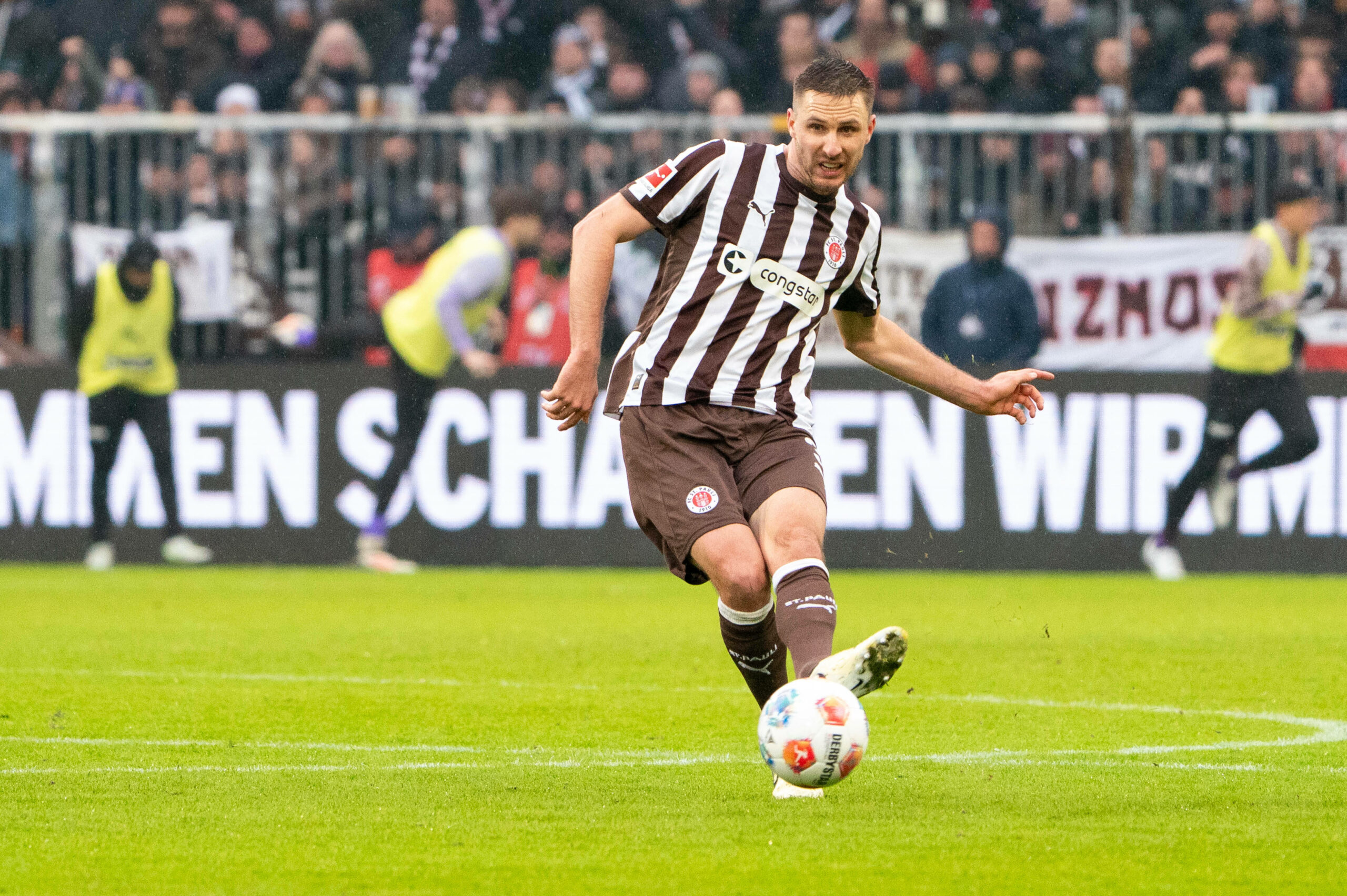 Karol Mets spielt den Ball