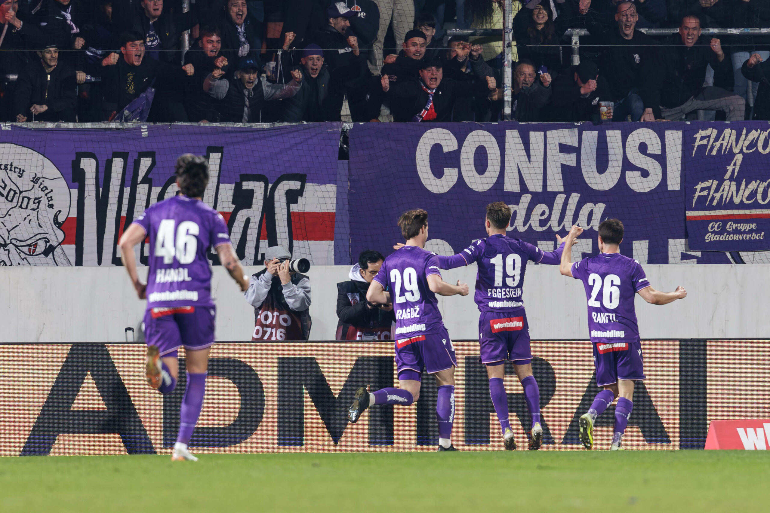 Johannes Eggestein jubelt mit Teamkollegen